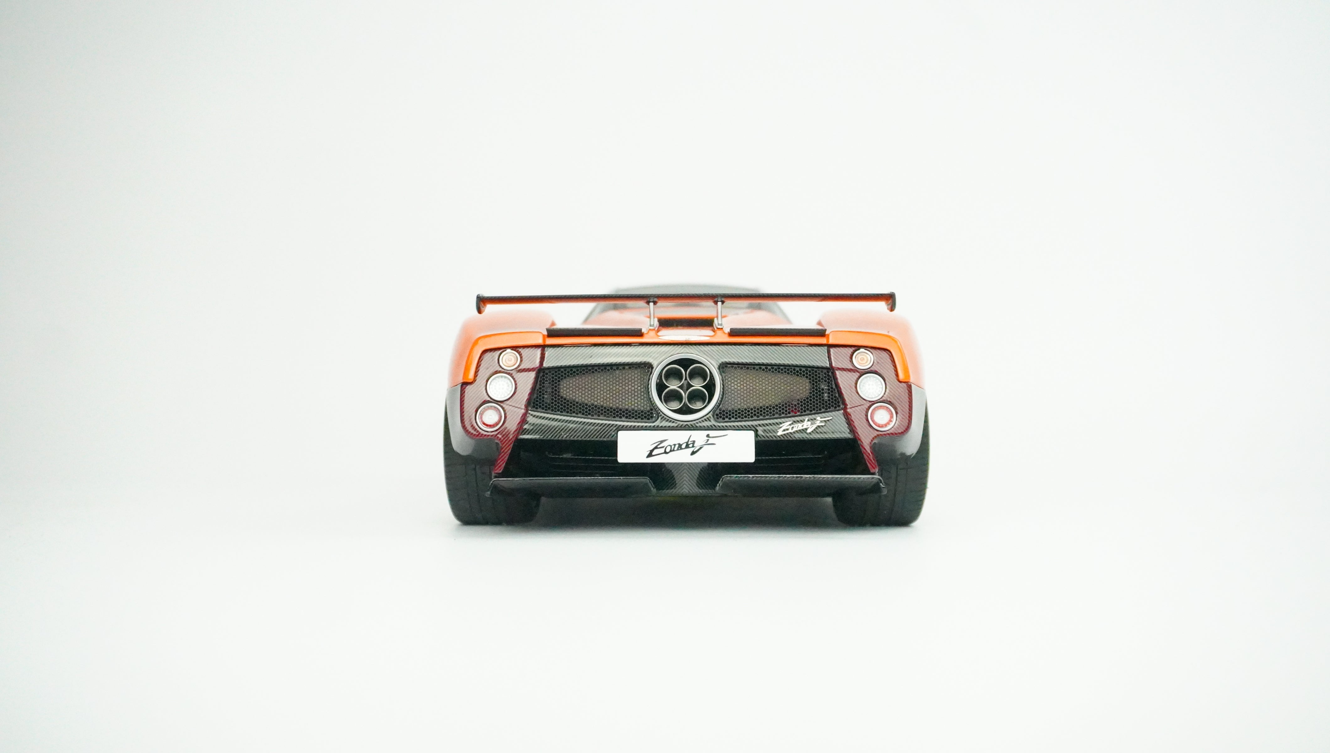 Pagani Zonda F 2005 1:18