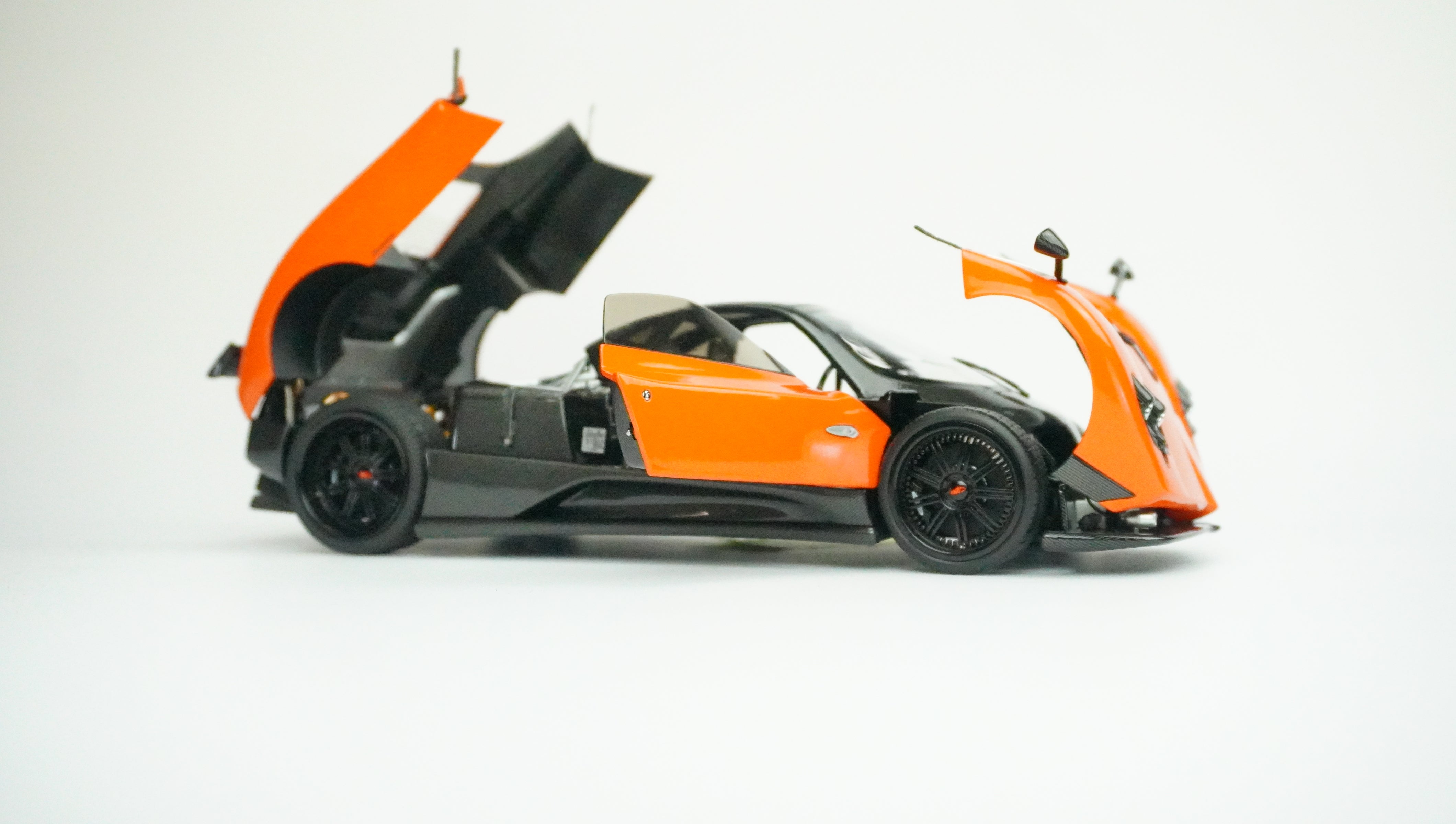 Pagani Zonda F 2005 1:18