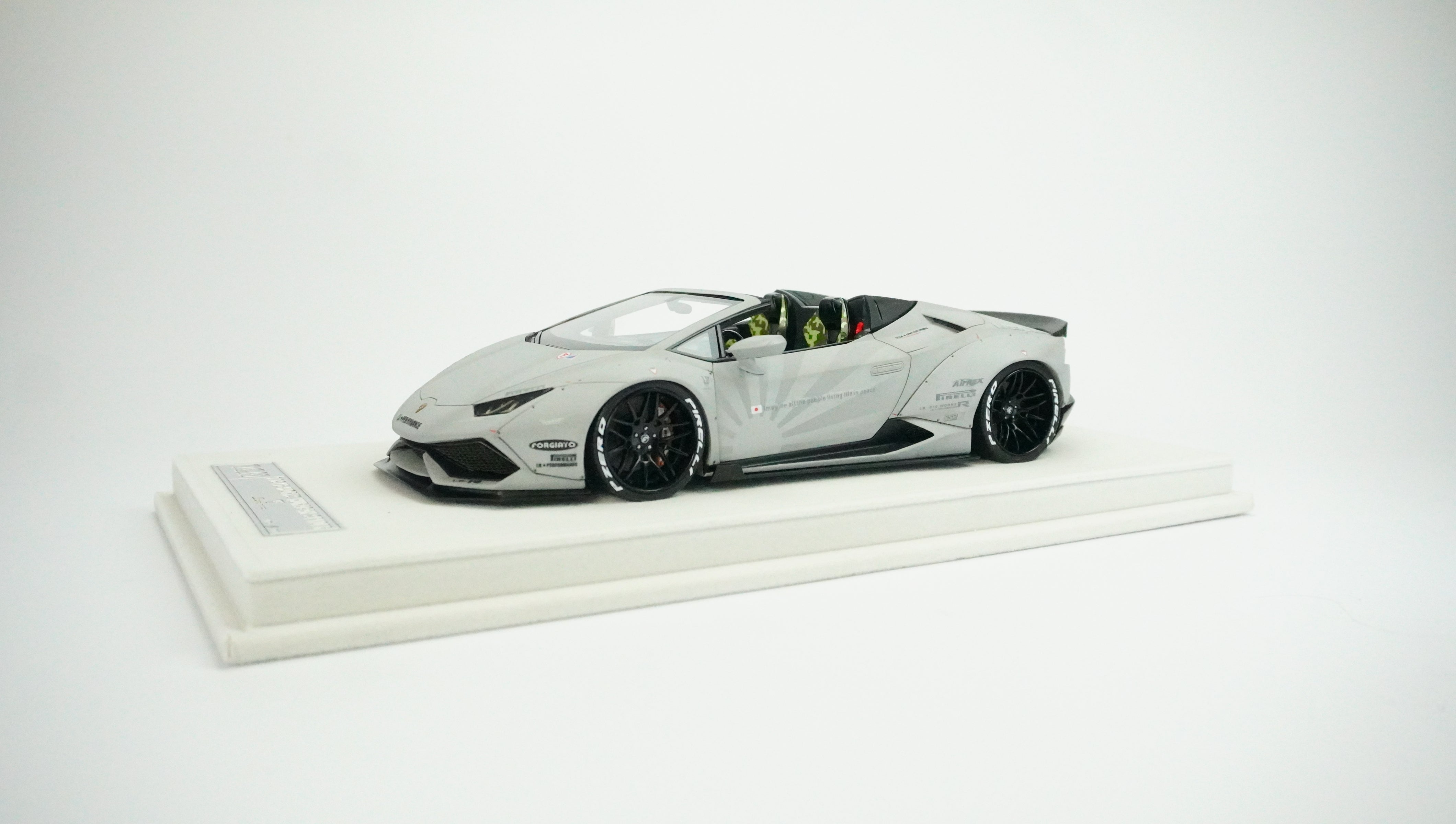 Lamborghini Huracan LBW Spyder (incl. Showcase) 1:18