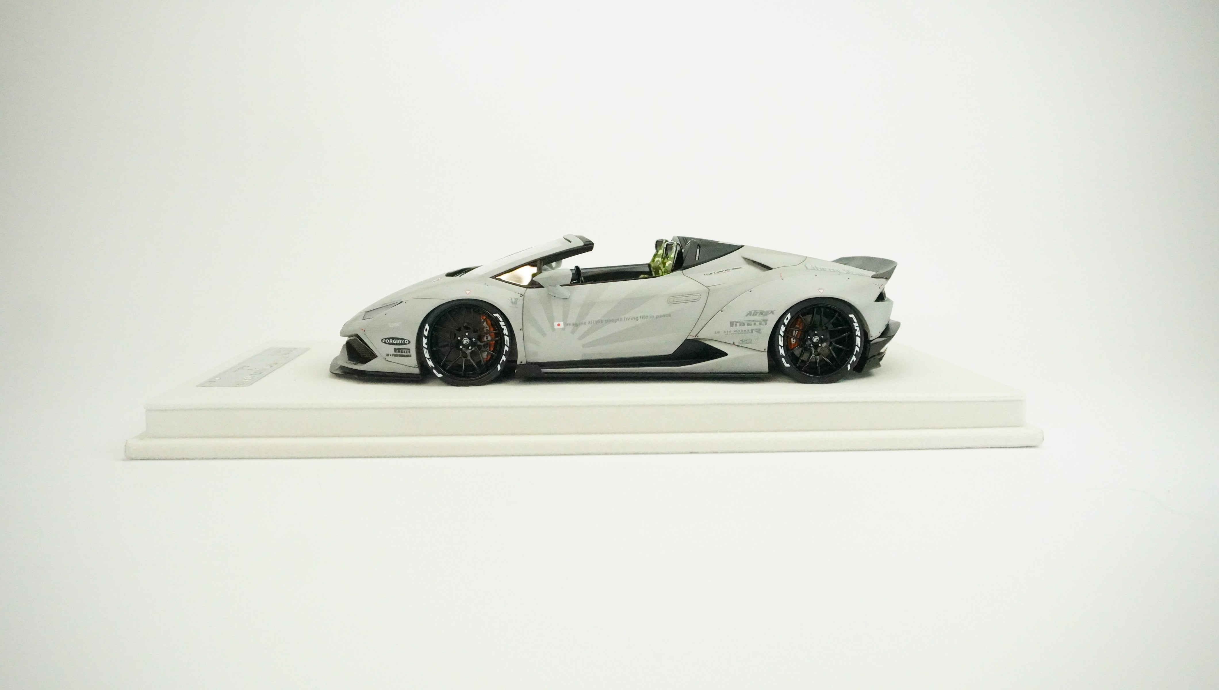 Lamborghini Huracan LBW Spyder (incl. Showcase) 1:18