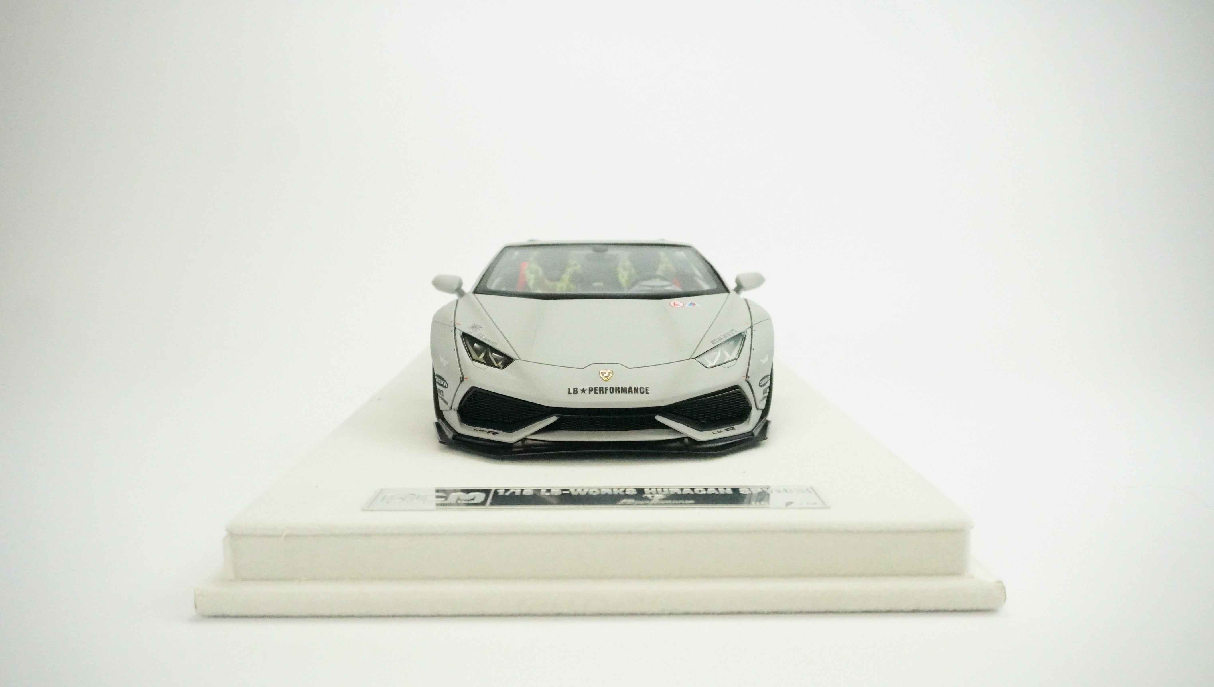 Lamborghini Huracan LBW Spyder (incl. Showcase) 1:18