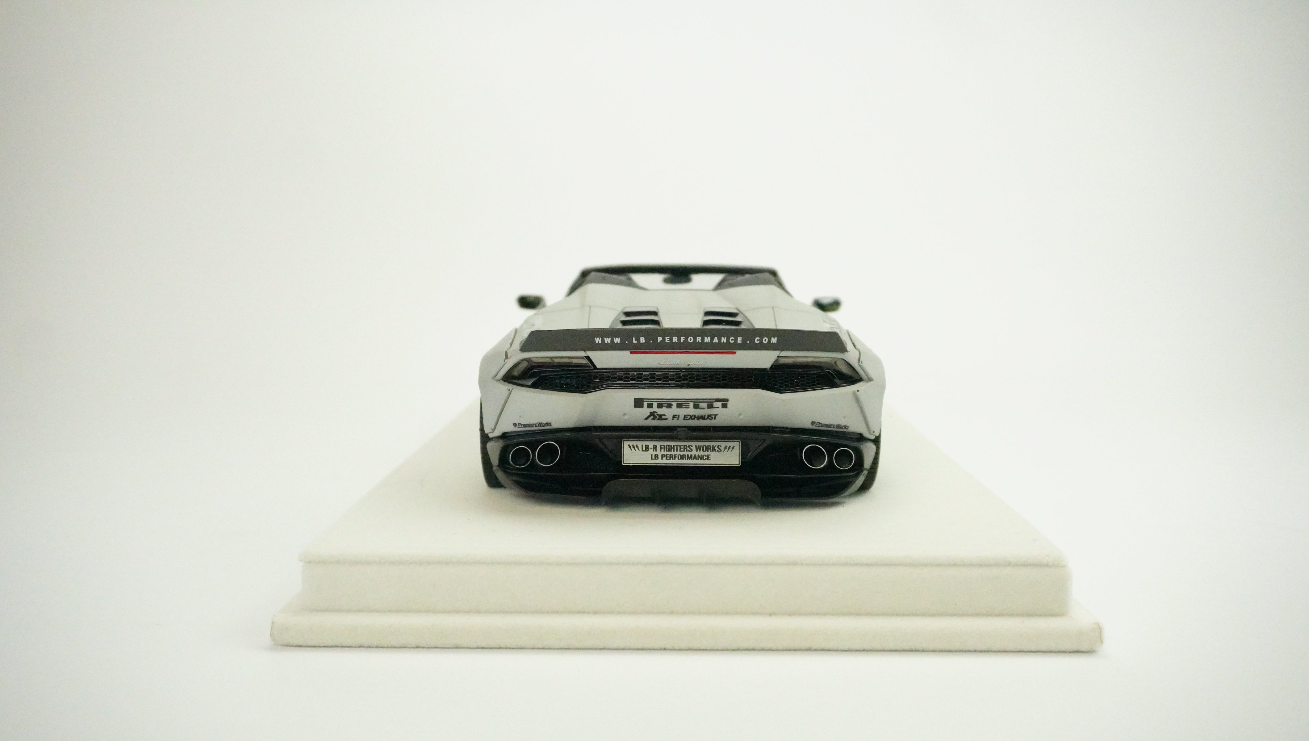 Lamborghini Huracan LBW Spyder (incl. Showcase) 1:18