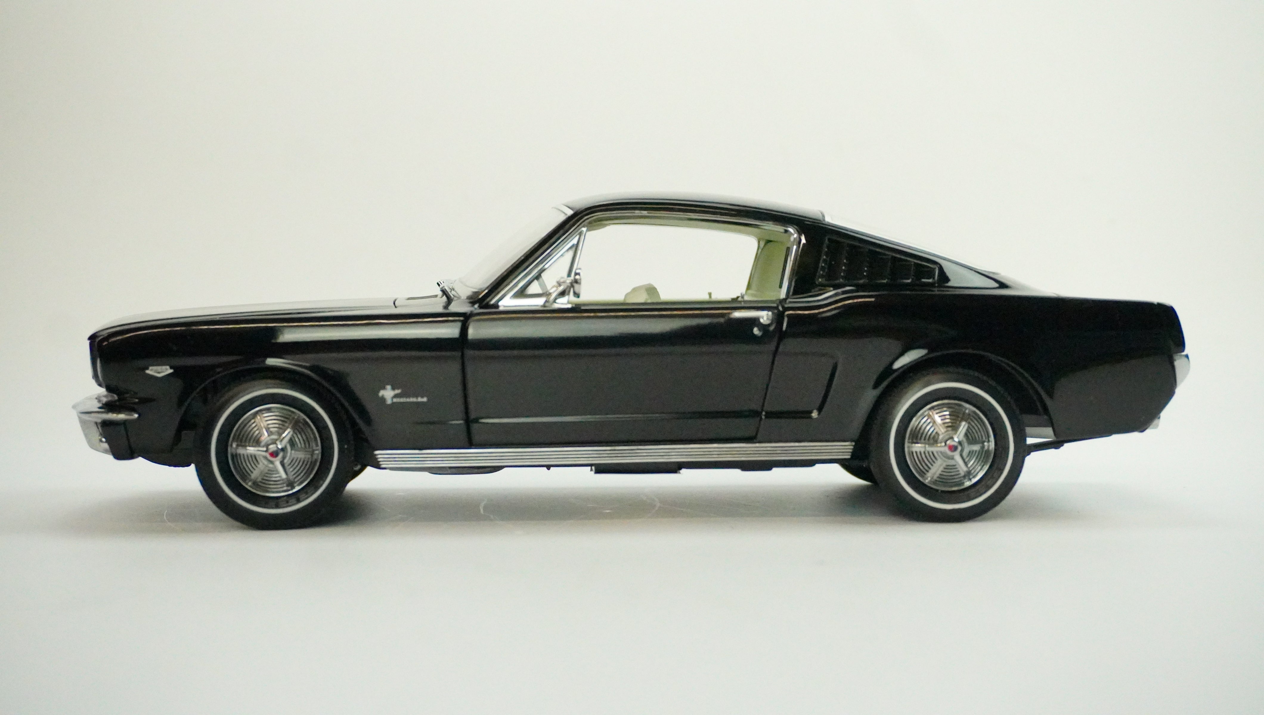 1965 Ford Mustang 2+2 Fastback 1:18