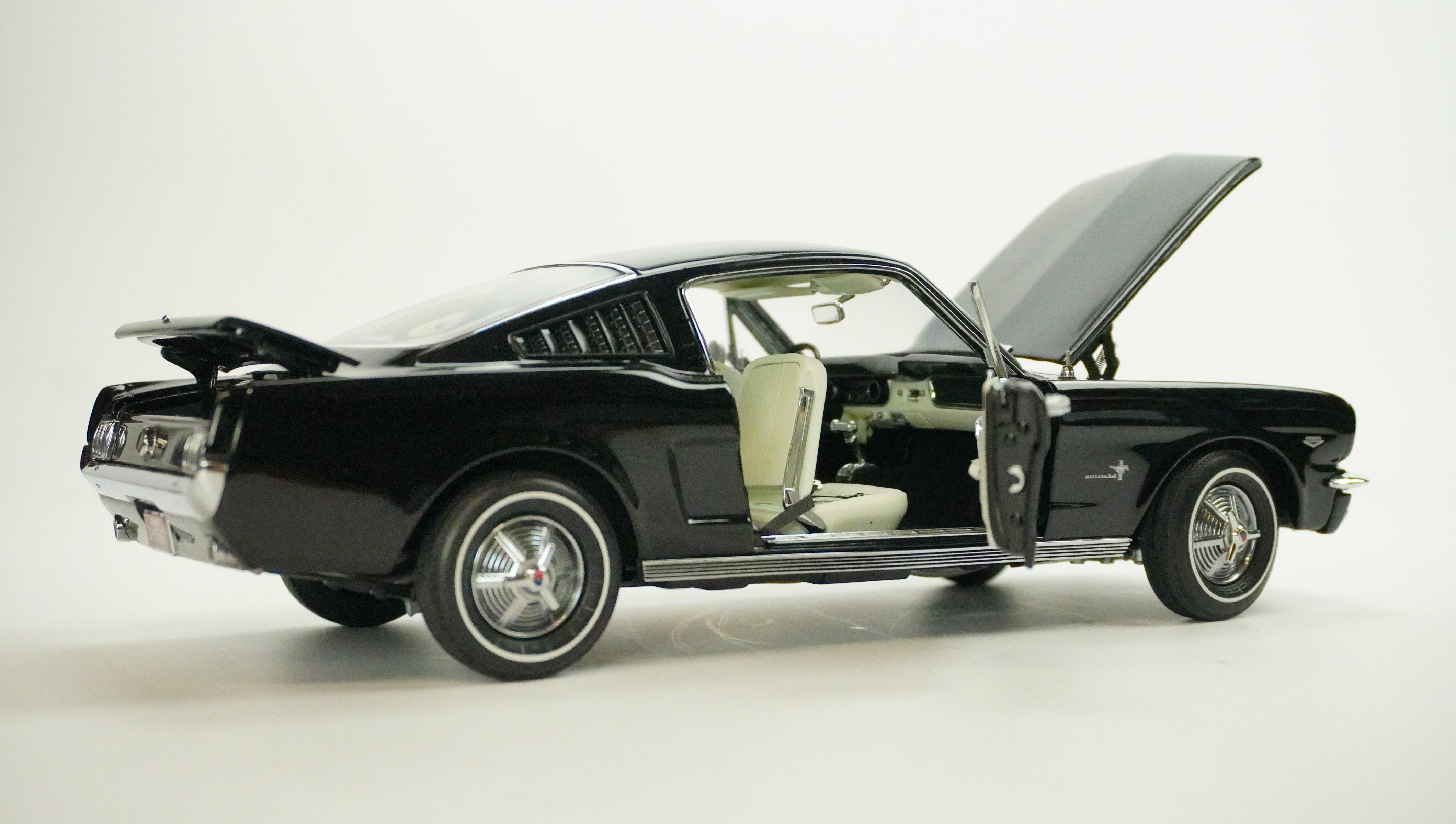 1965 Ford Mustang 2+2 Fastback 1:18
