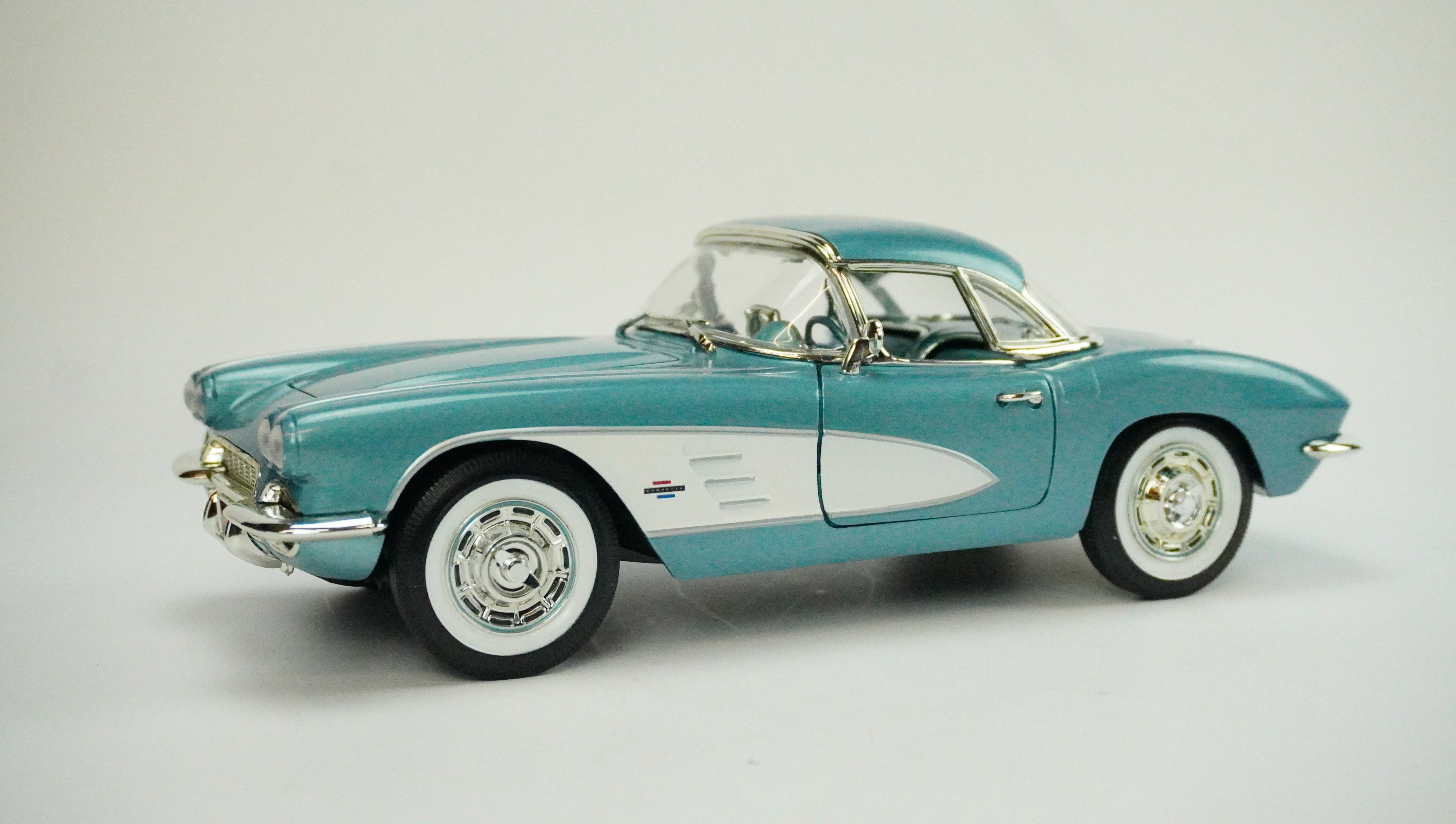 Chevrolet Corvette 1961 1:18