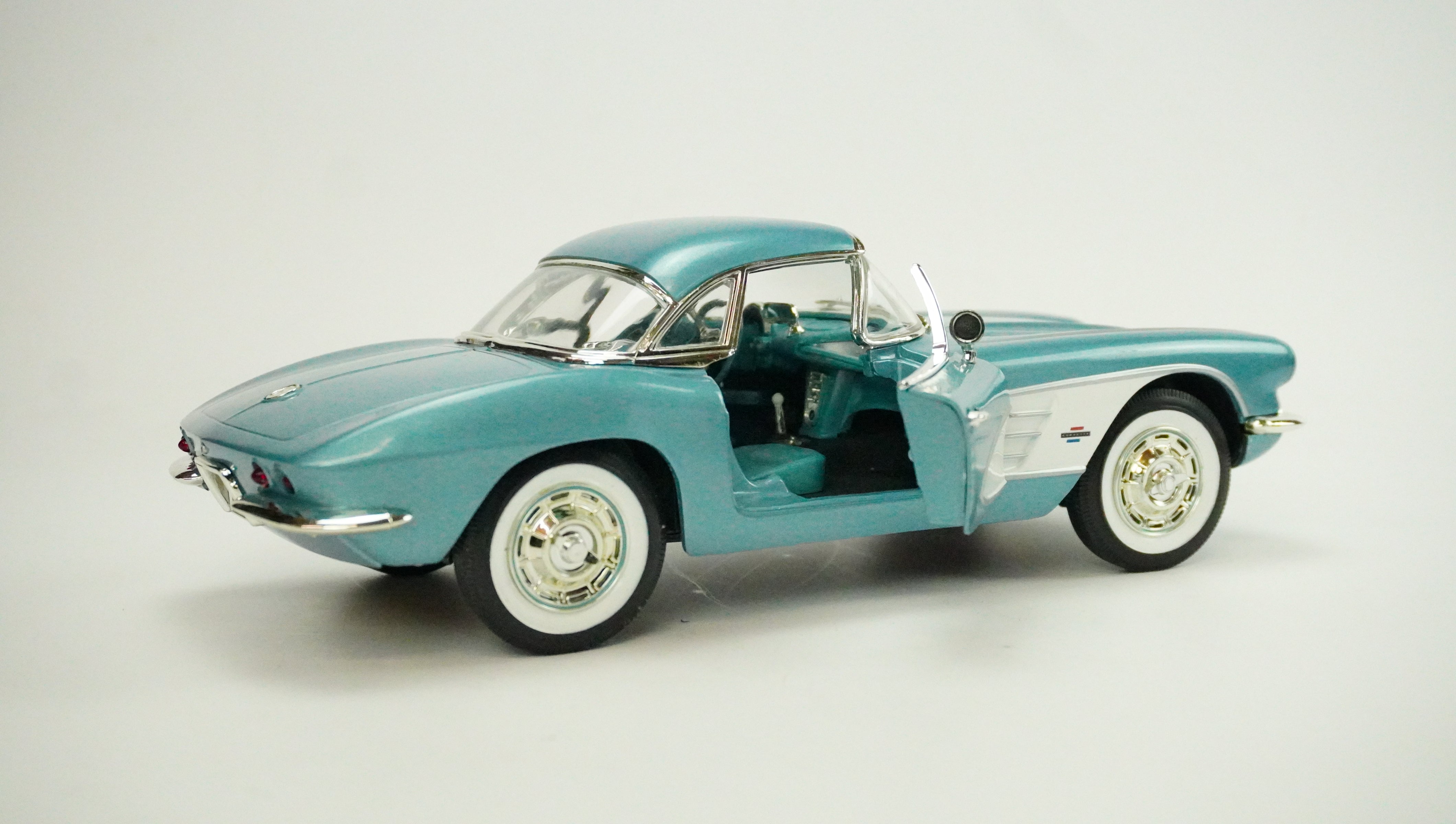 Chevrolet Corvette 1961 1:18