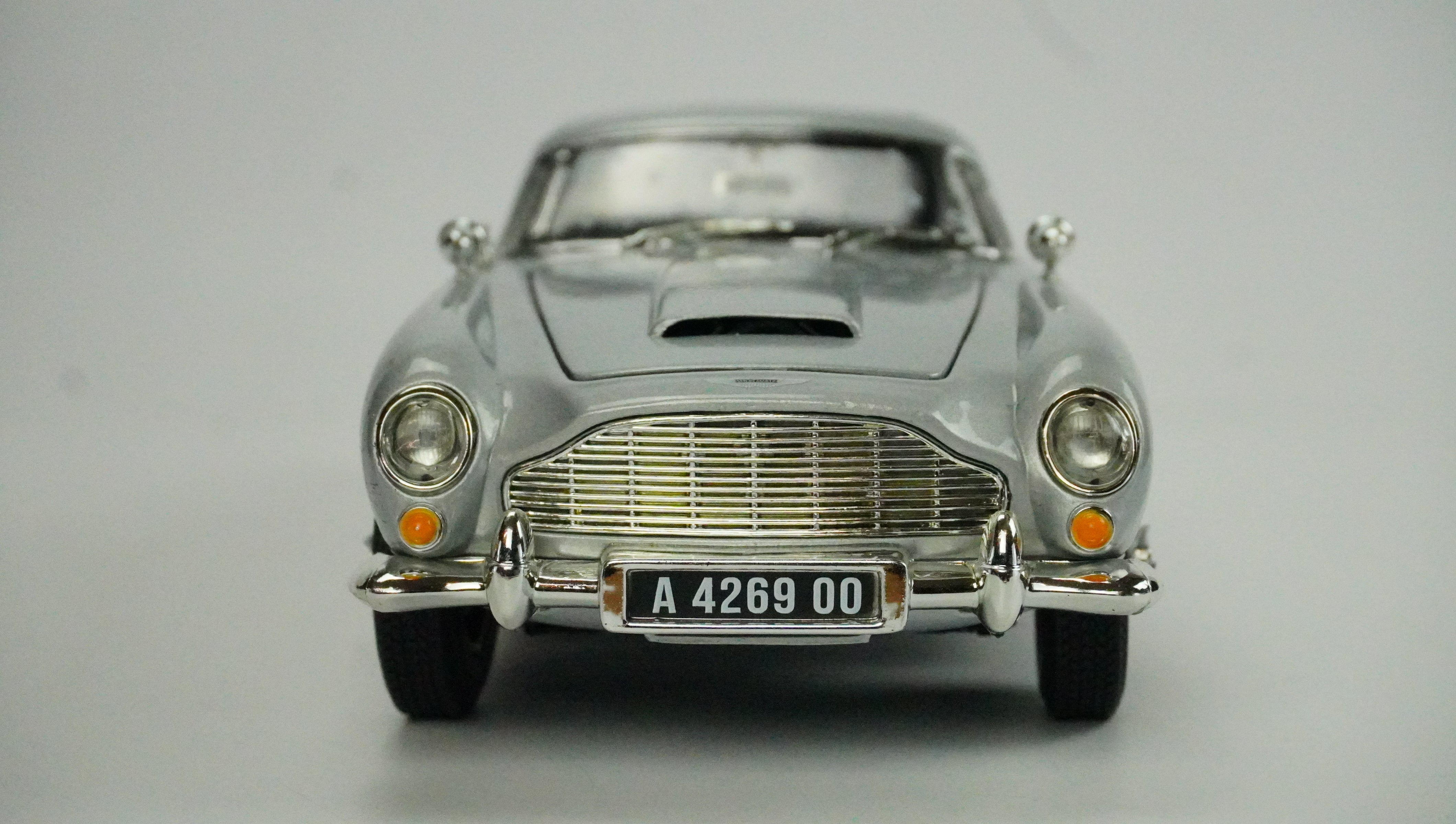 Aston Martin DB5 James Bond 1:18
