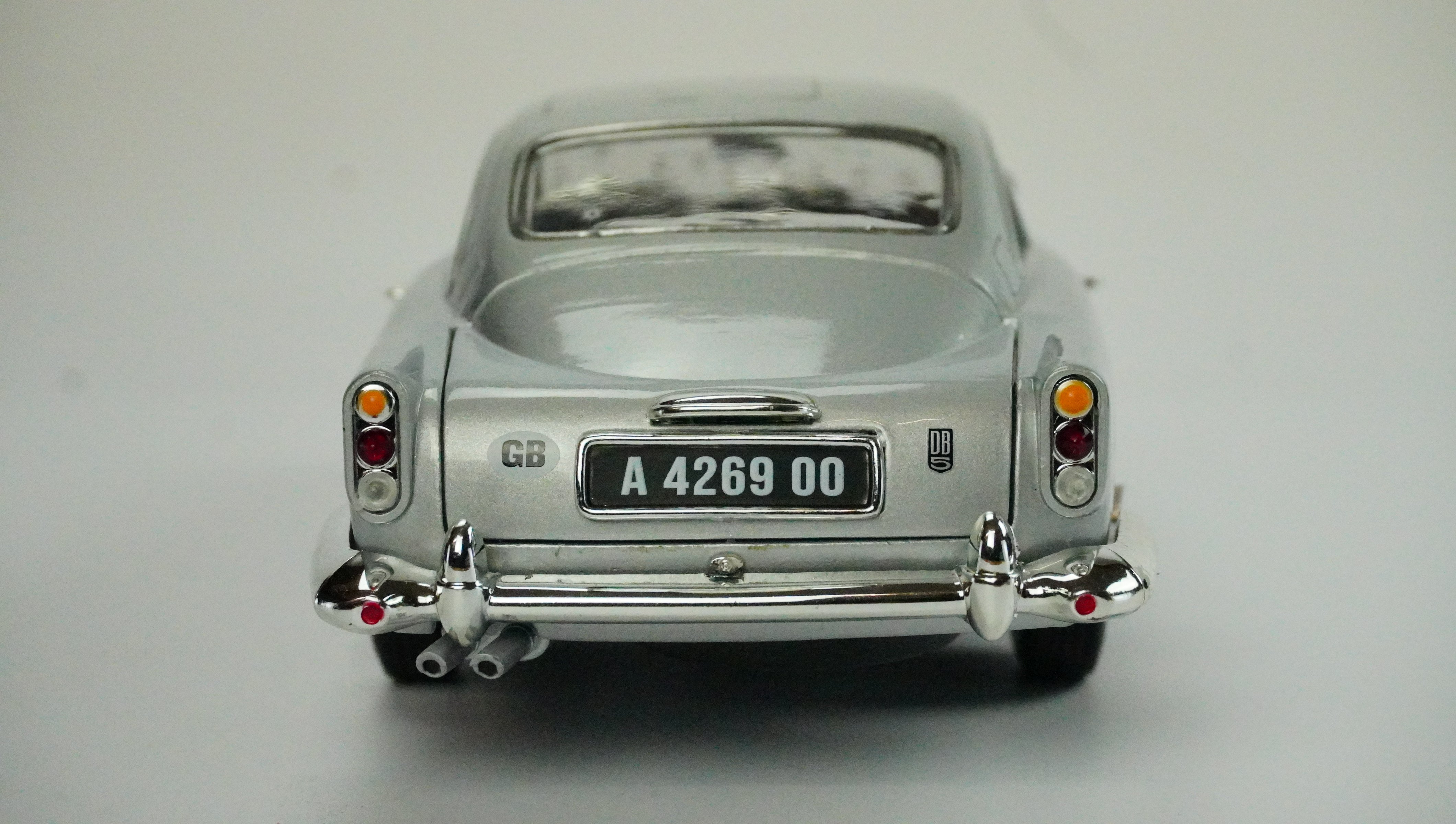 Aston Martin DB5 James Bond 1:18