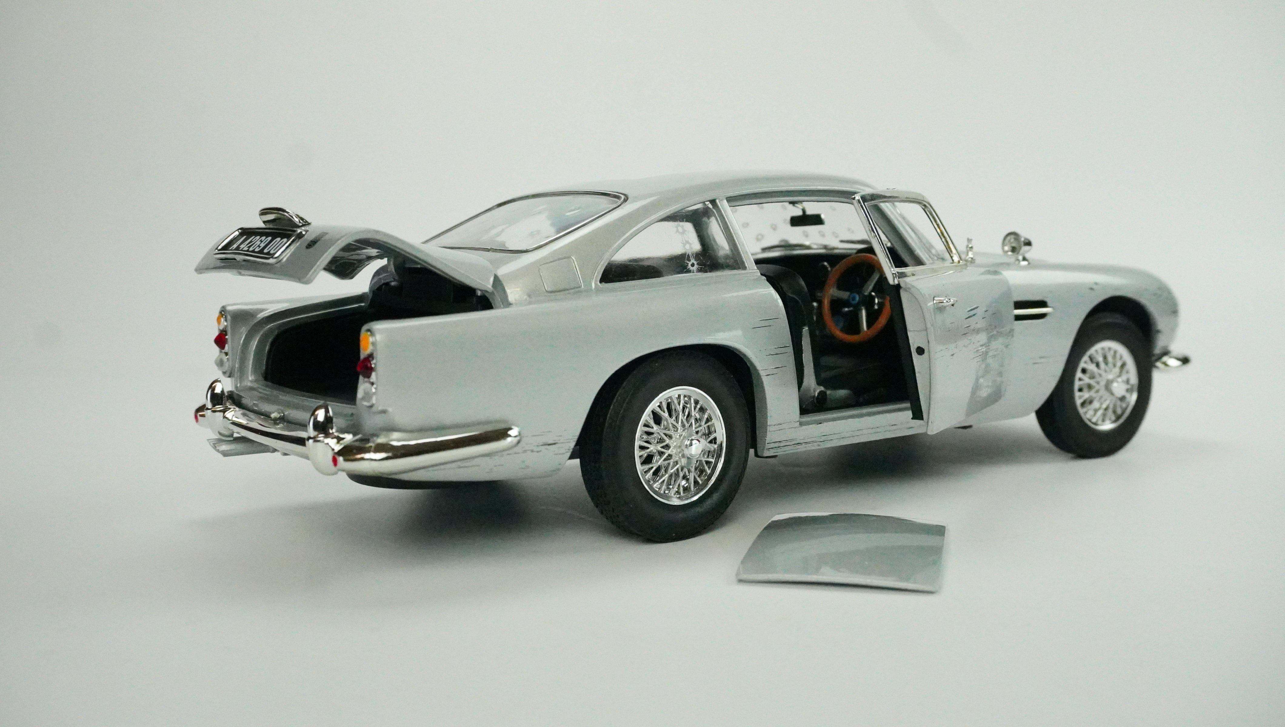 Aston Martin DB5 James Bond 1:18