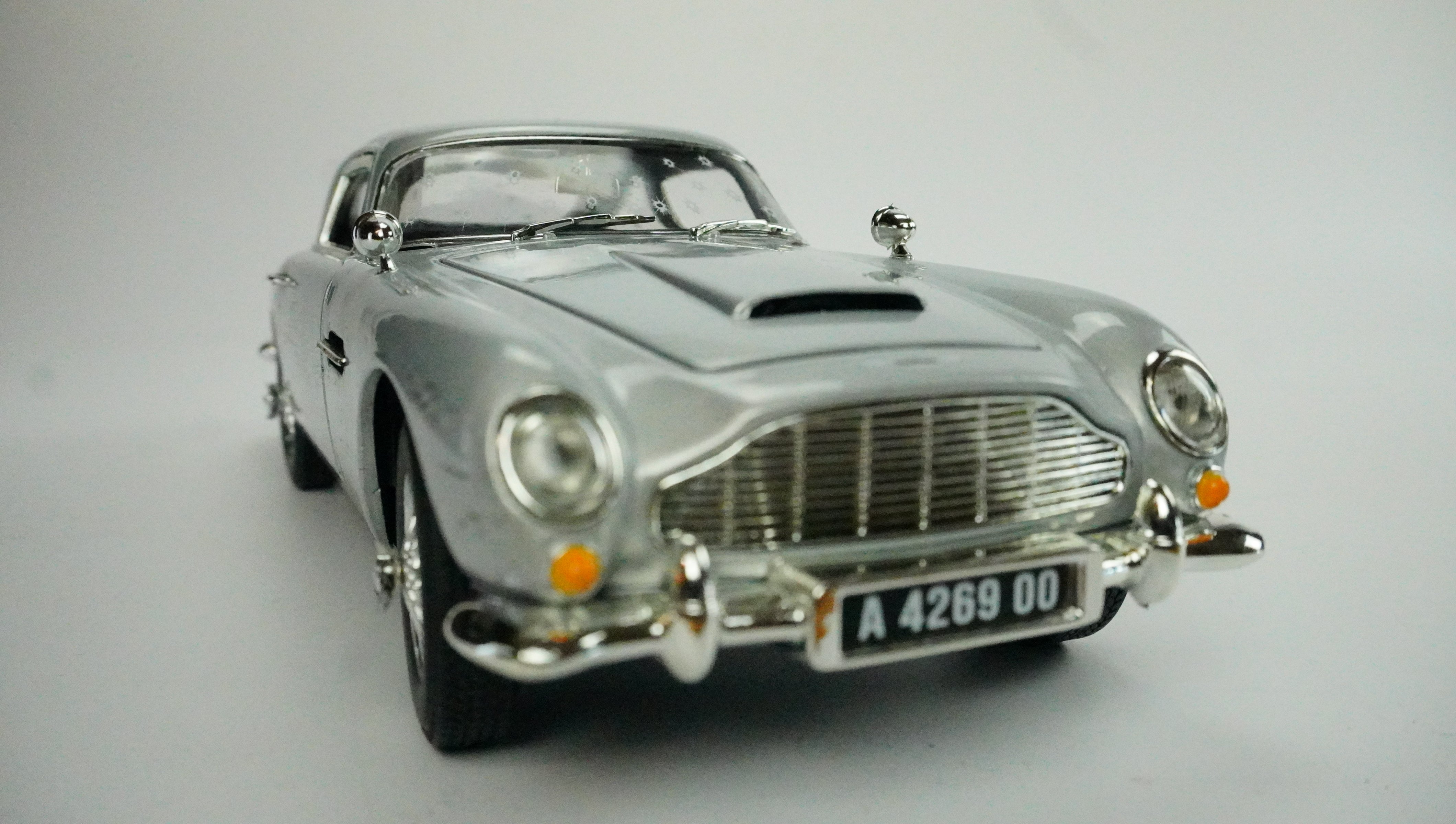 Aston Martin DB5 James Bond 1:18
