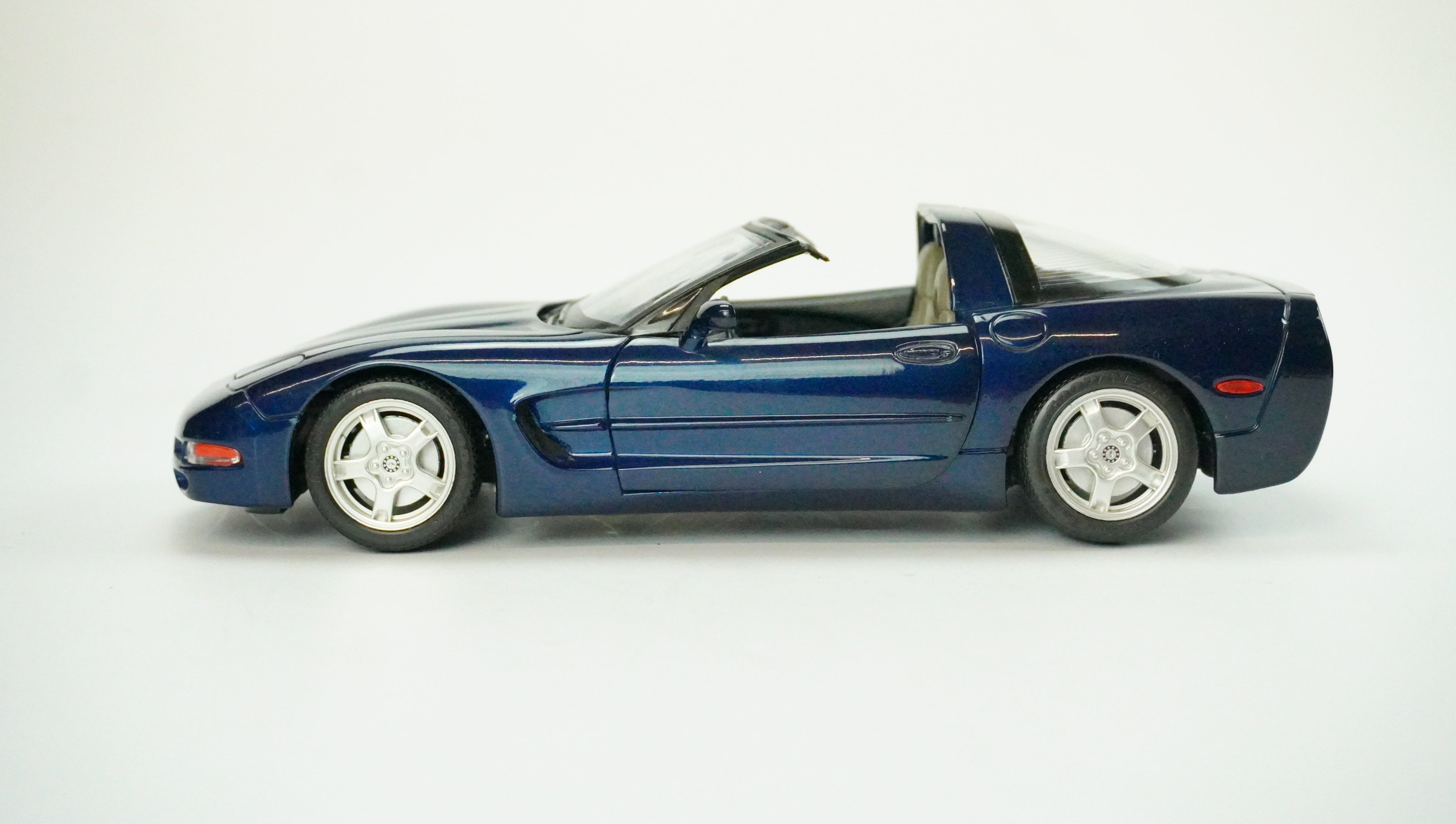 Chevrolet Corvette Spyder (without box) 1:18
