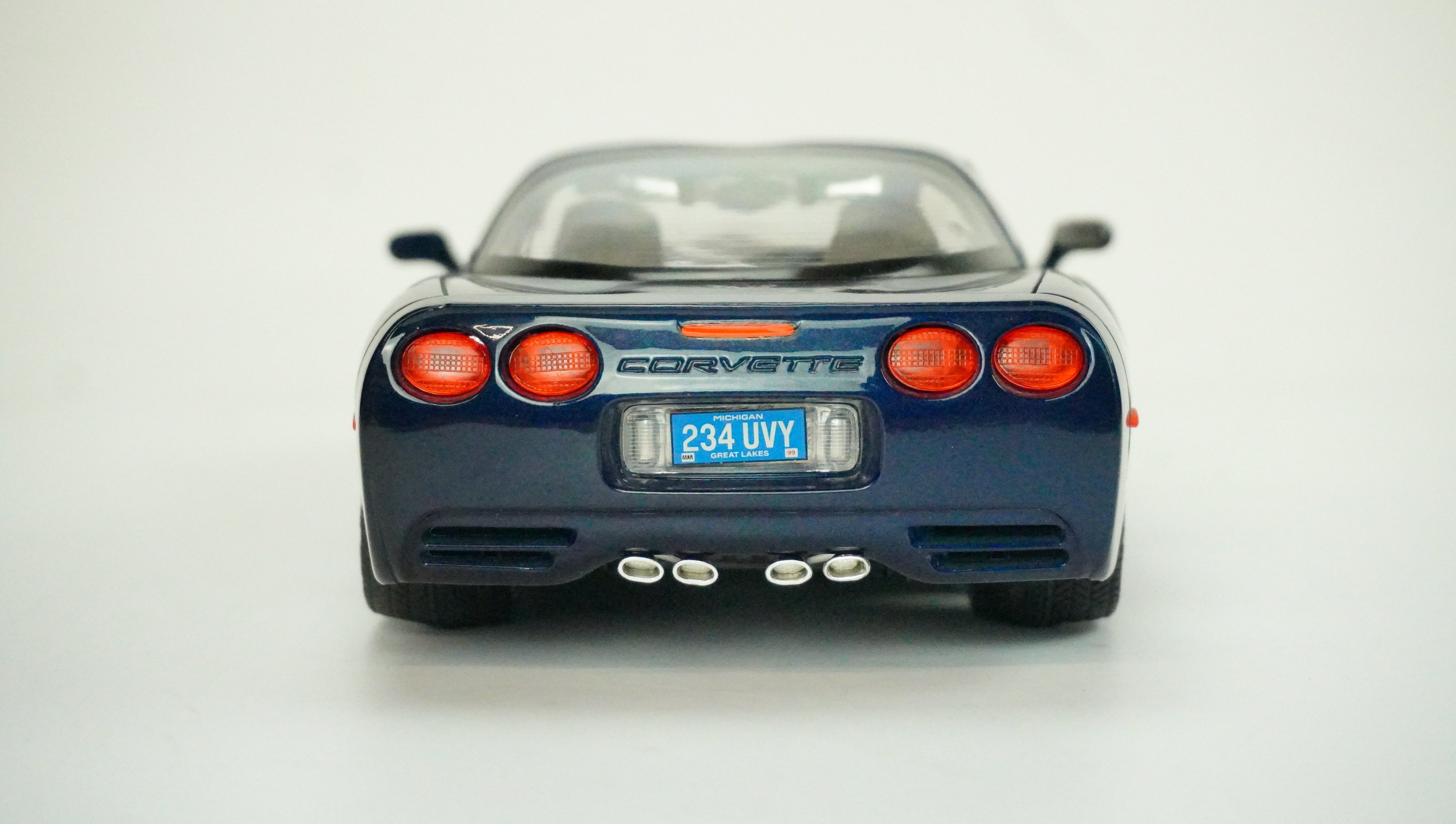 Chevrolet Corvette Spyder (without box) 1:18