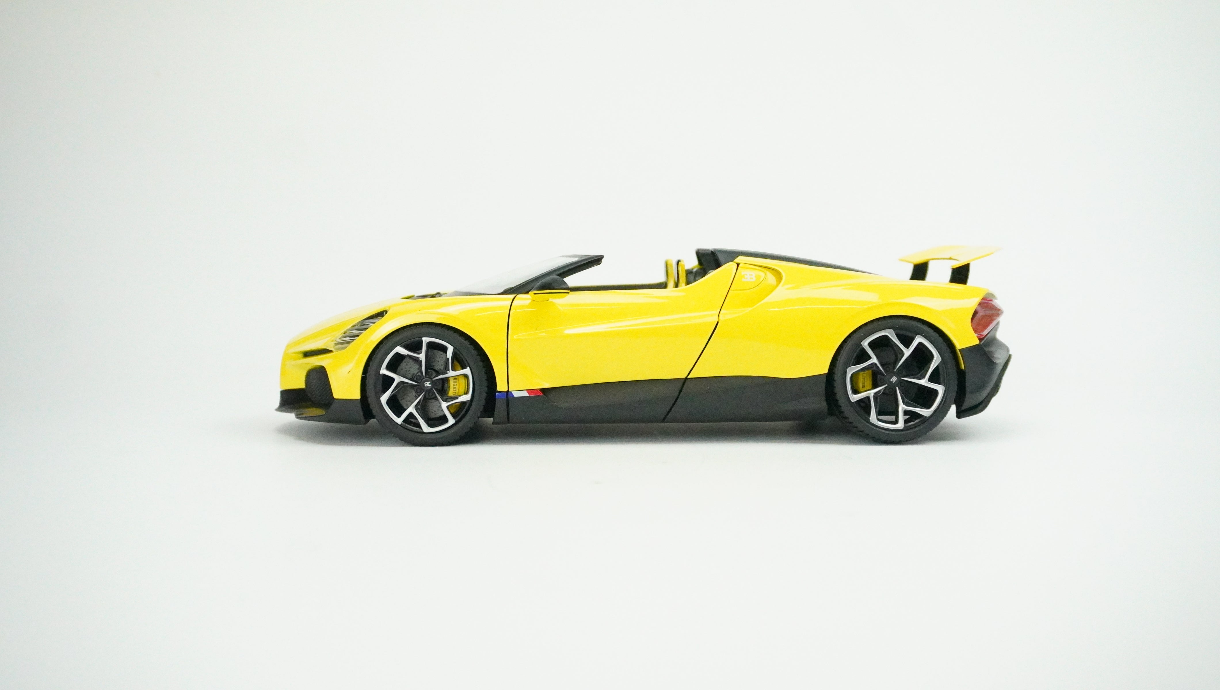 Bugatti W16 Mistral Spyder 1:18