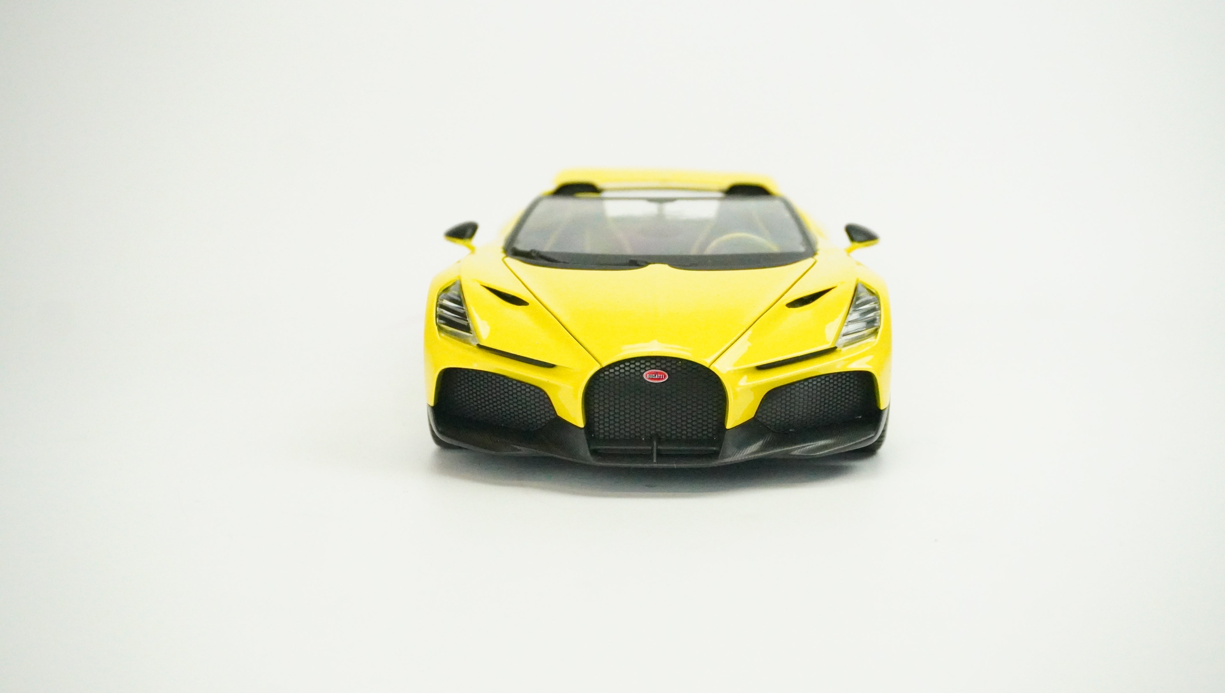 Bugatti W16 Mistral Spyder 1:18