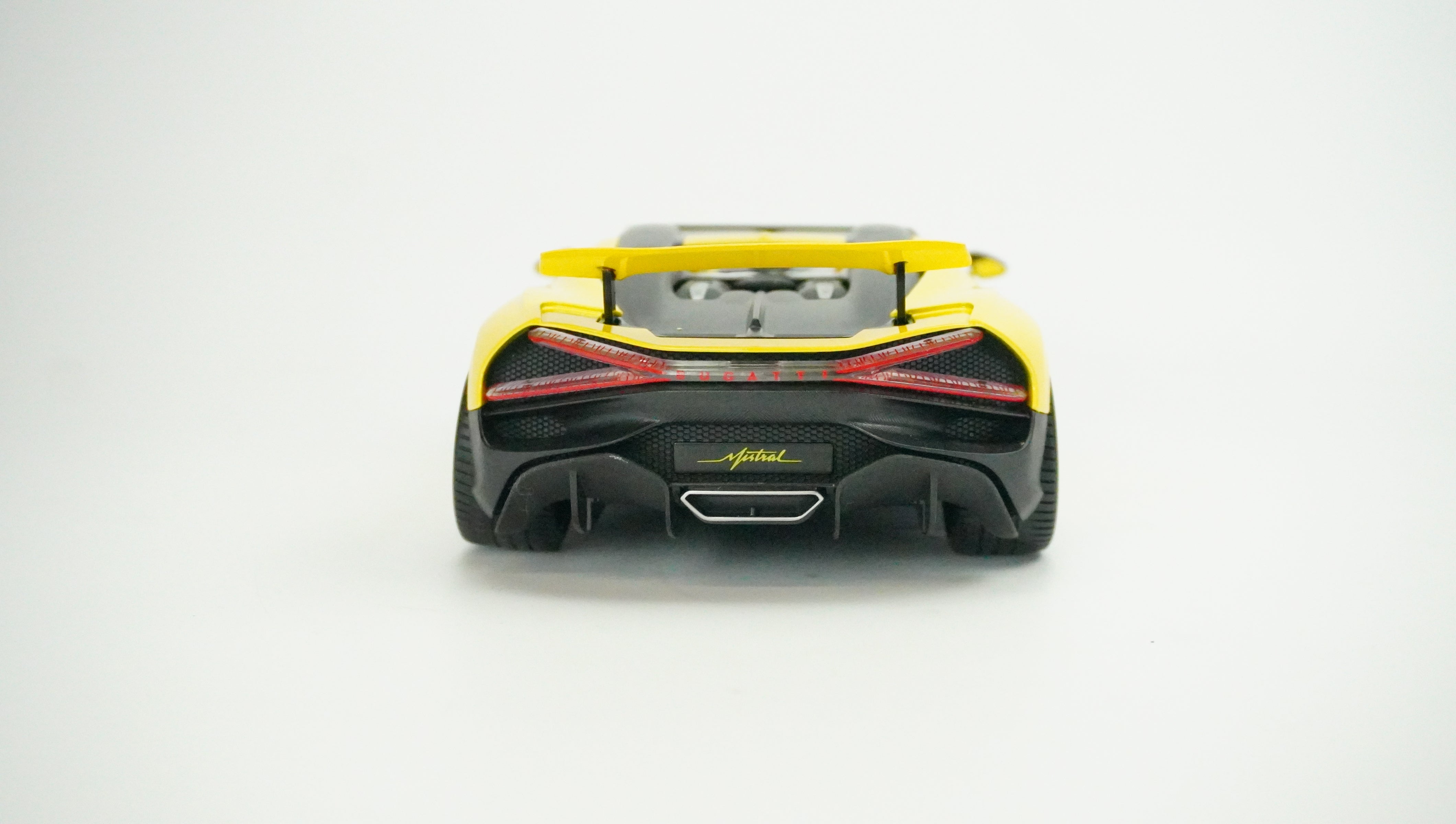 Bugatti W16 Mistral Spyder 1:18