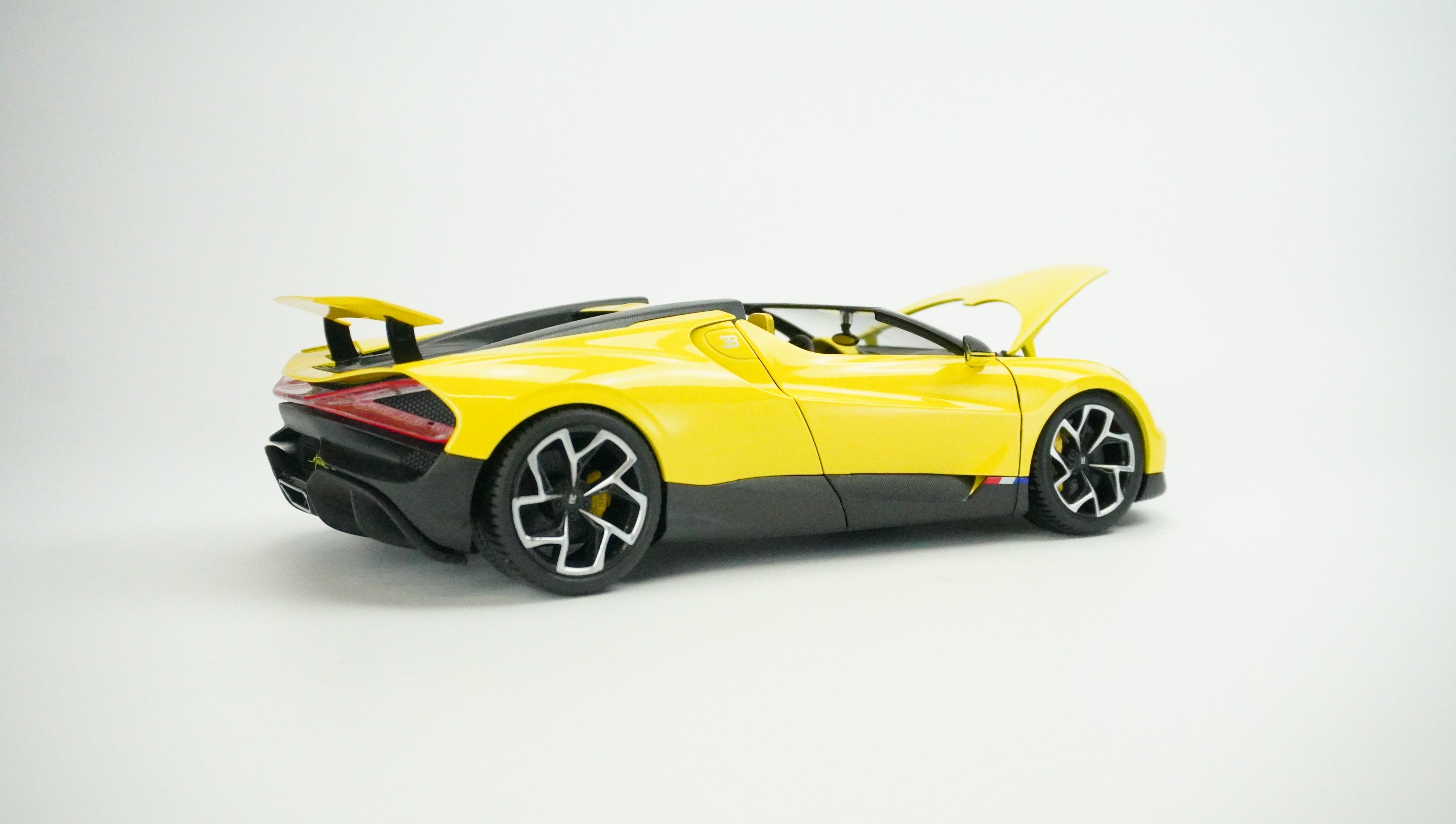Bugatti W16 Mistral Spyder 1:18