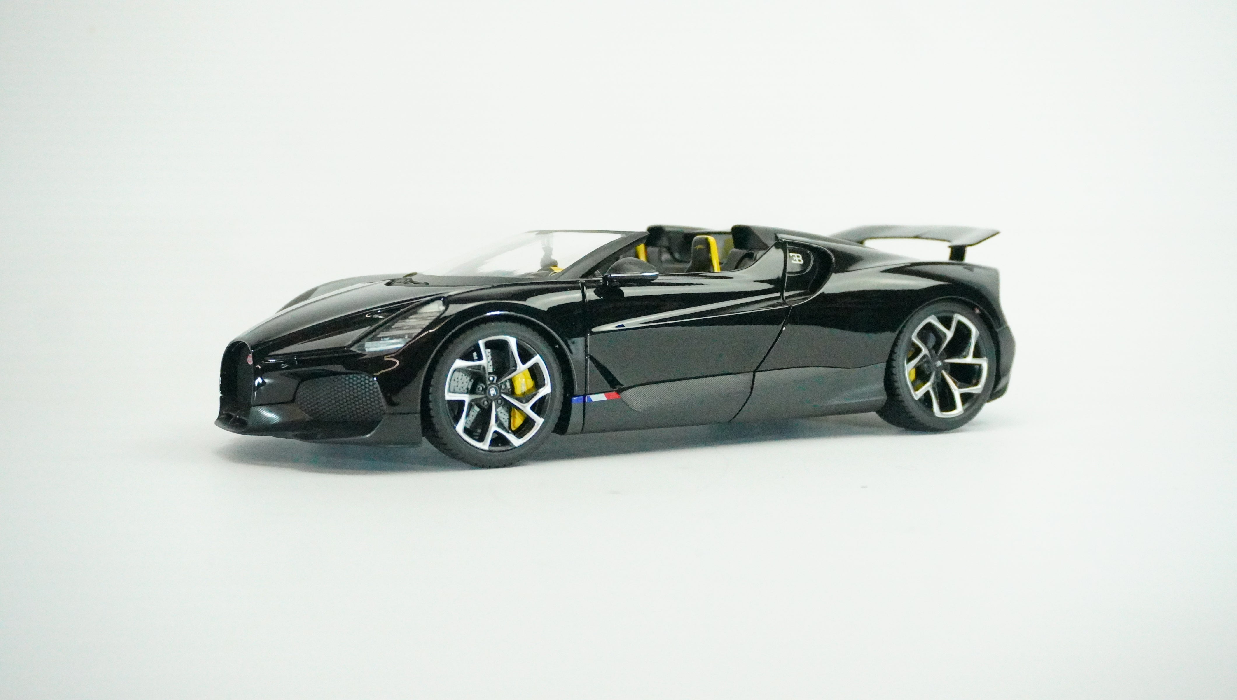 Bugatti W16 Mistral Spyder 1:18