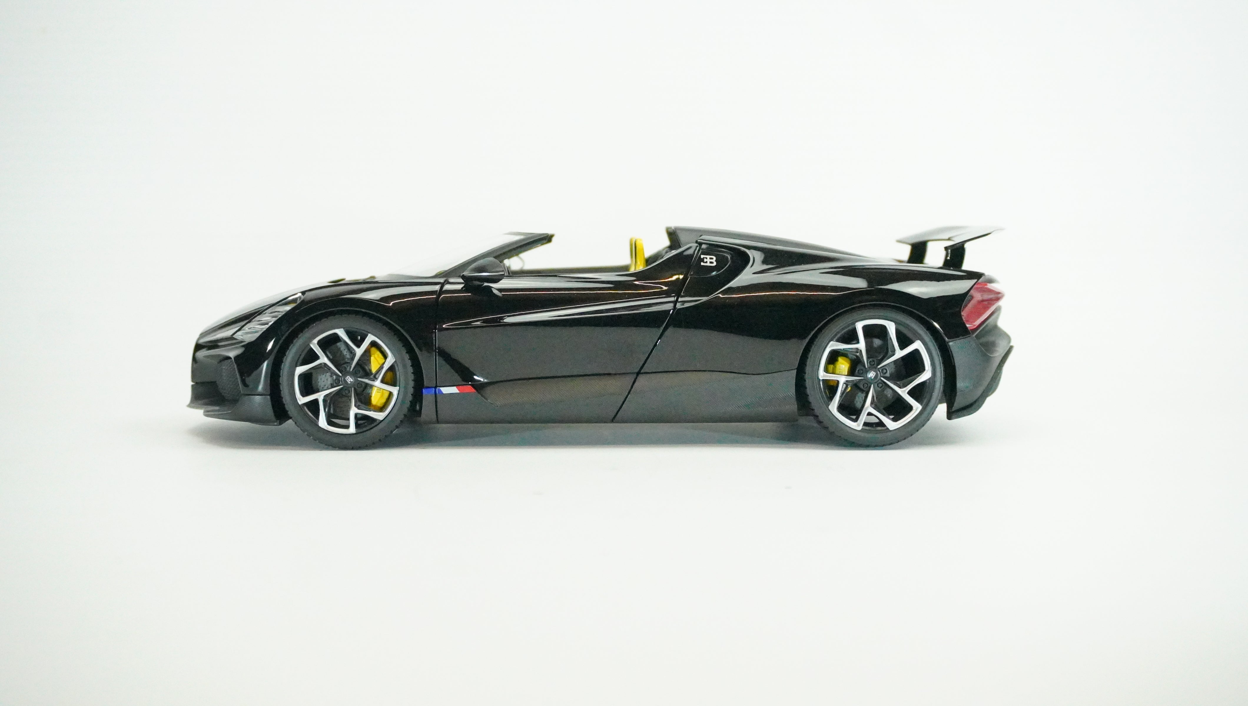 Bugatti W16 Mistral Spyder 1:18