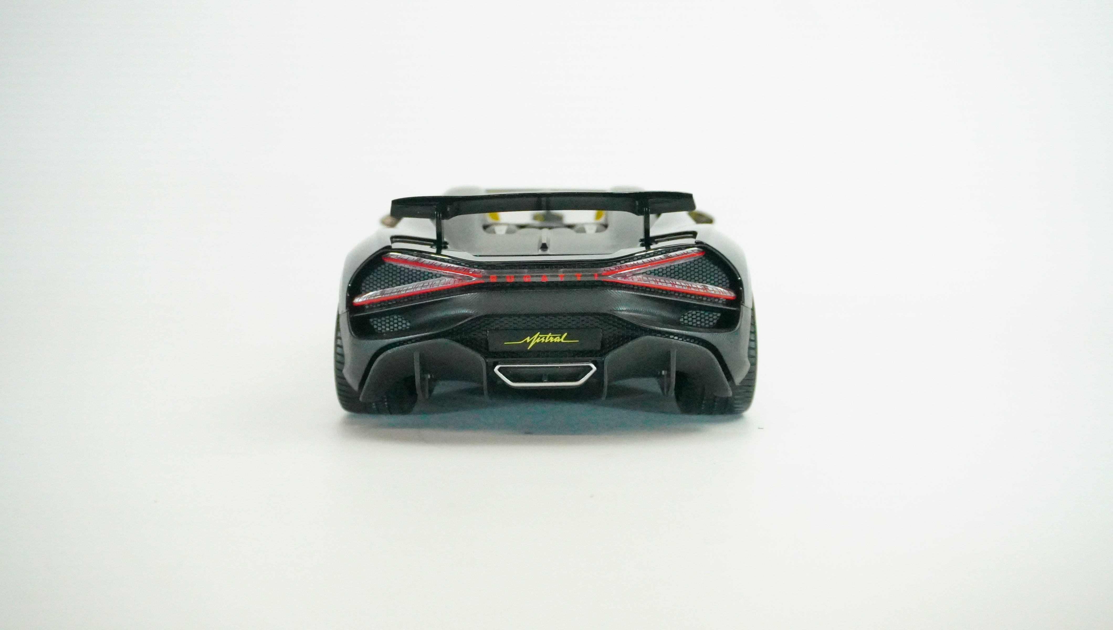Bugatti W16 Mistral Spyder 1:18