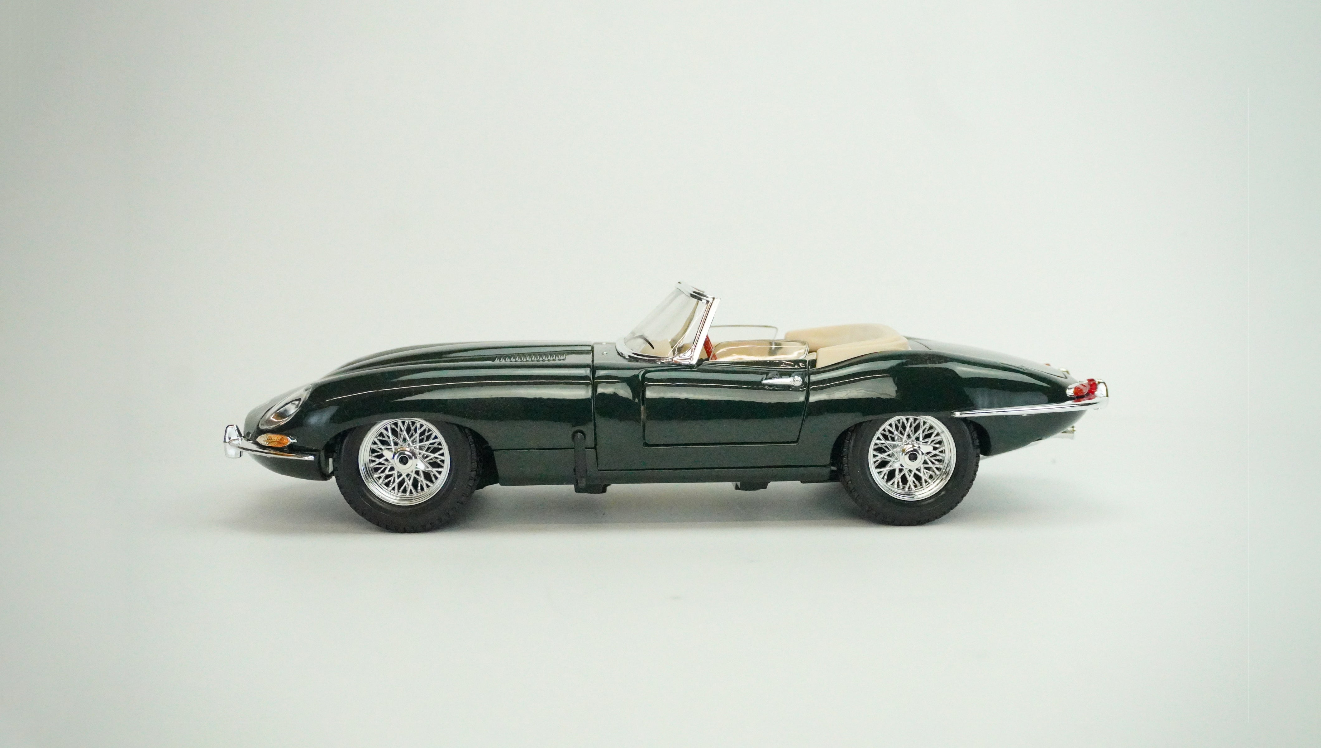 Jaguar E-Type Convertible (without box) 1:18