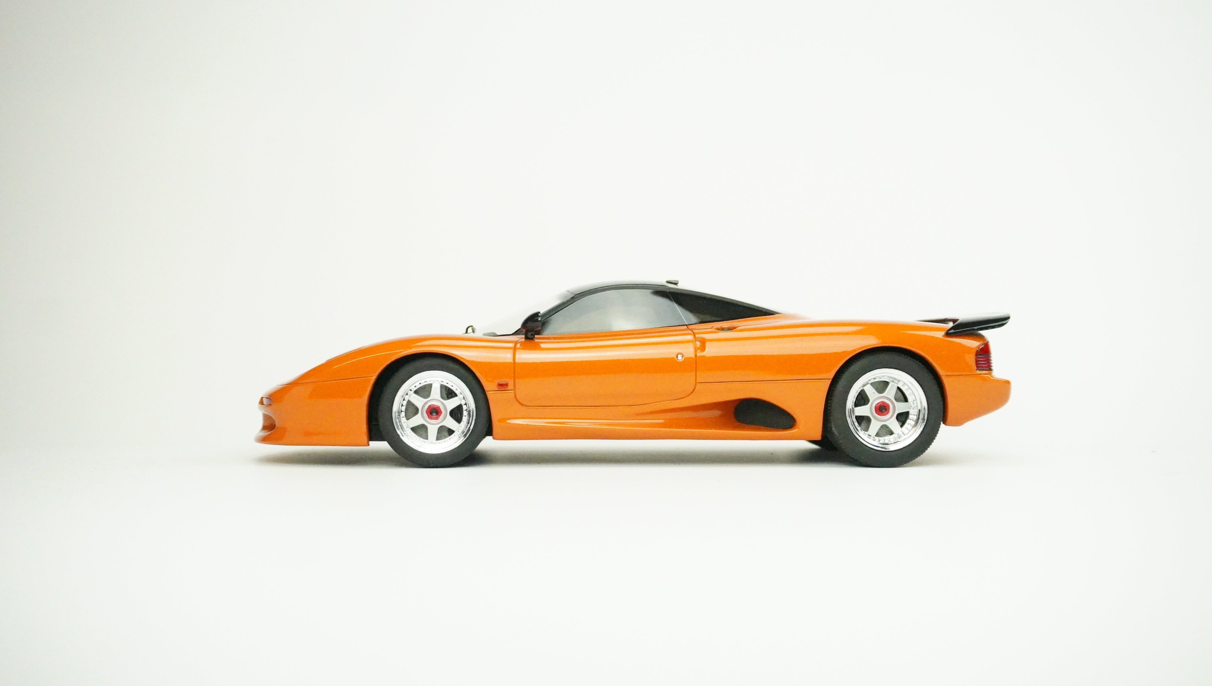 Jaguar XJ-R 1090 1:18