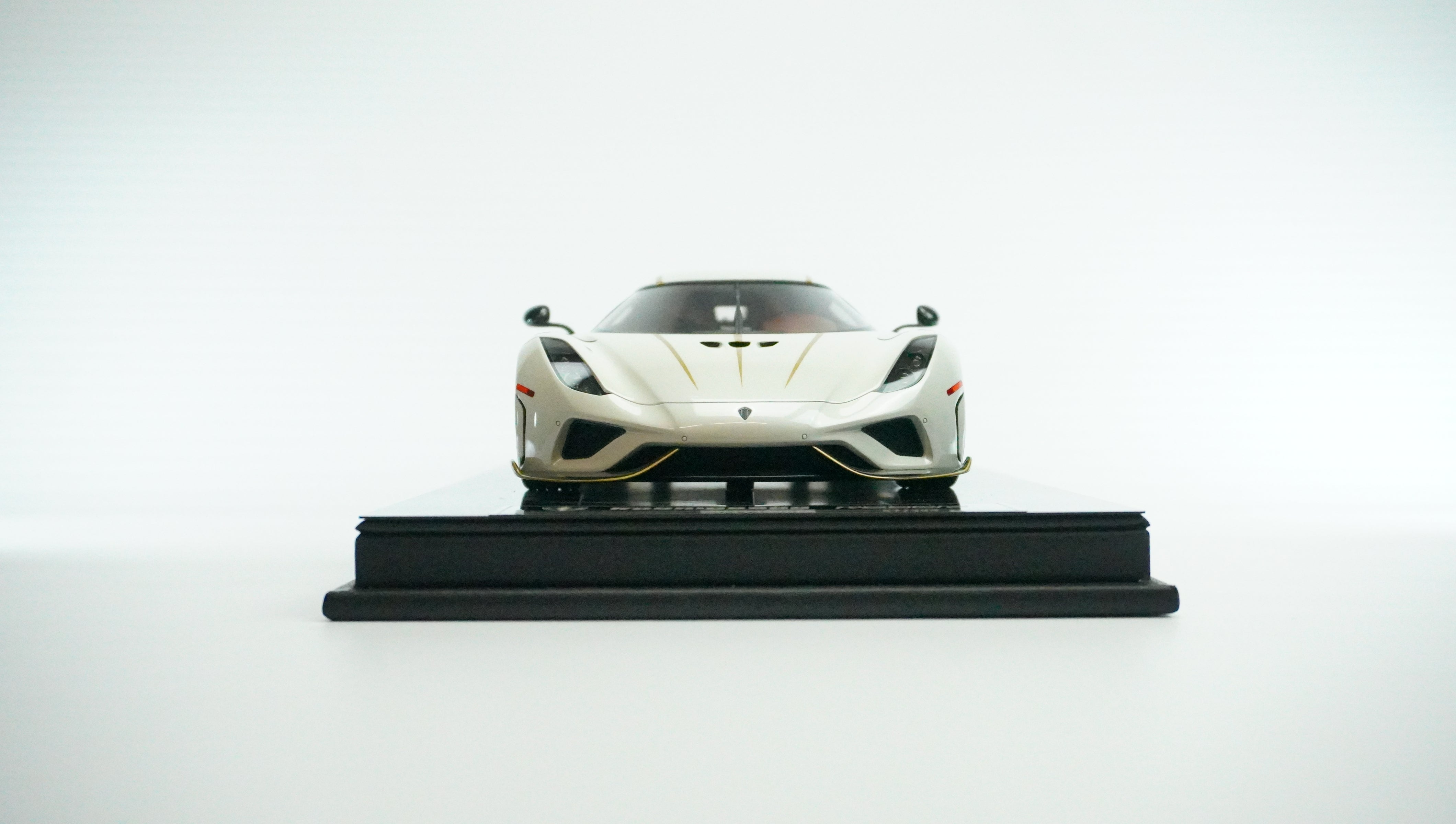 Koenigsegg Regera Limited (incl. Showcase) 2022 1:18