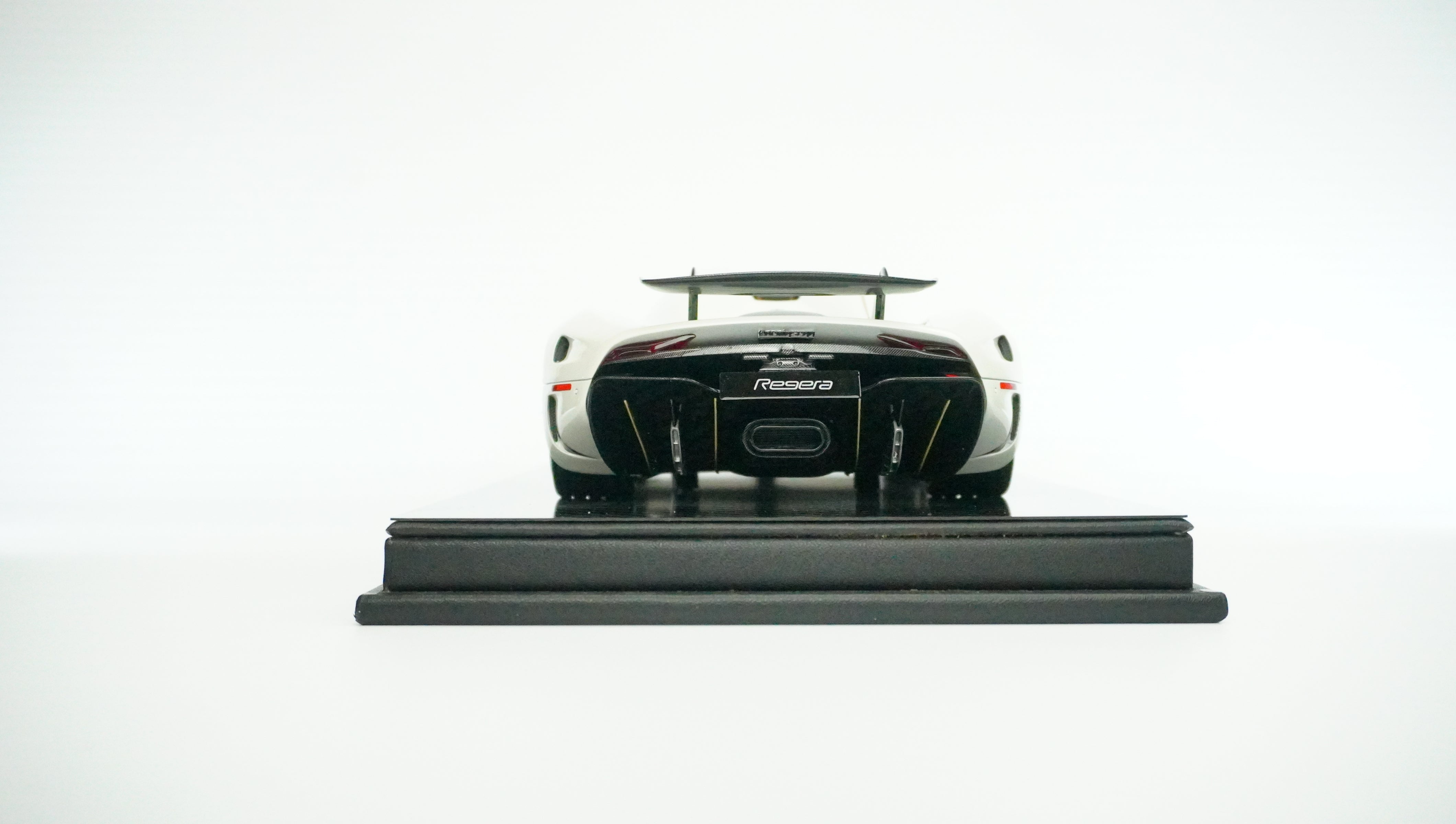 Koenigsegg Regera Limited (incl. Showcase) 2022 1:18