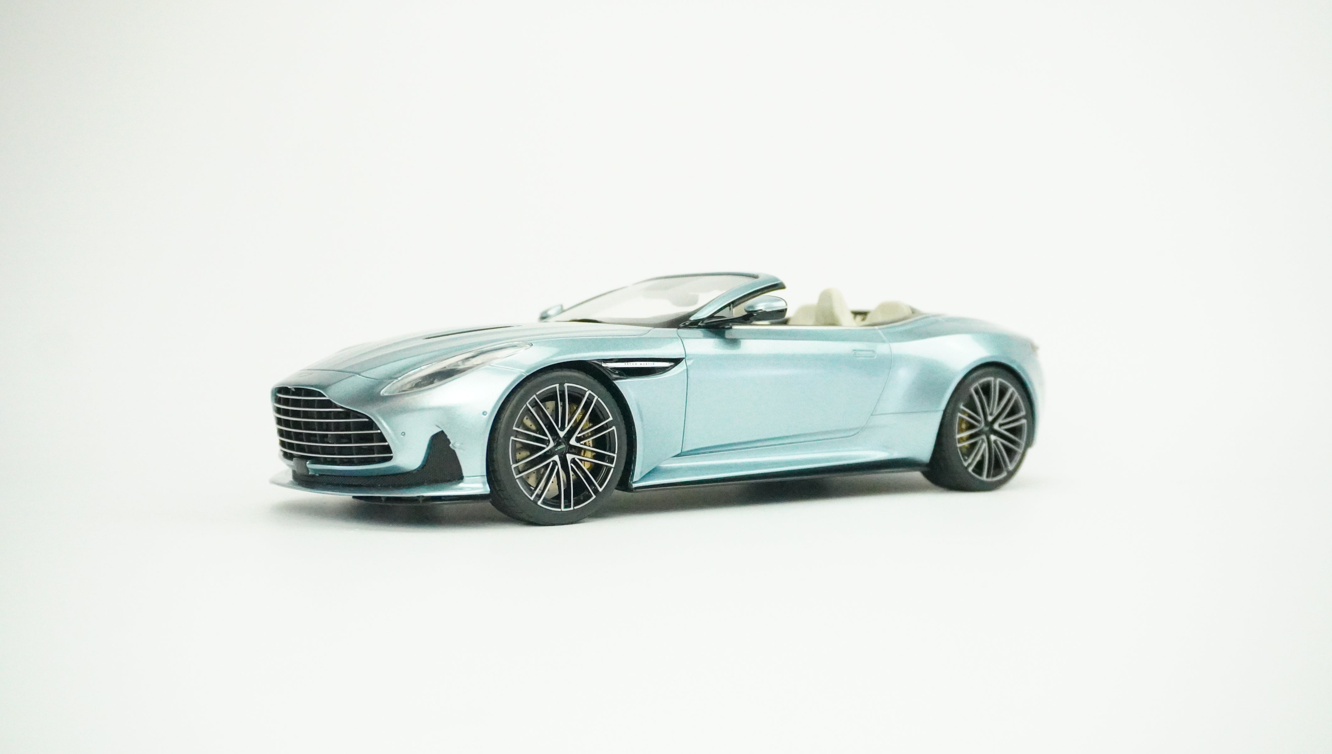 Aston Martin DB12 Volante Limited 1:18