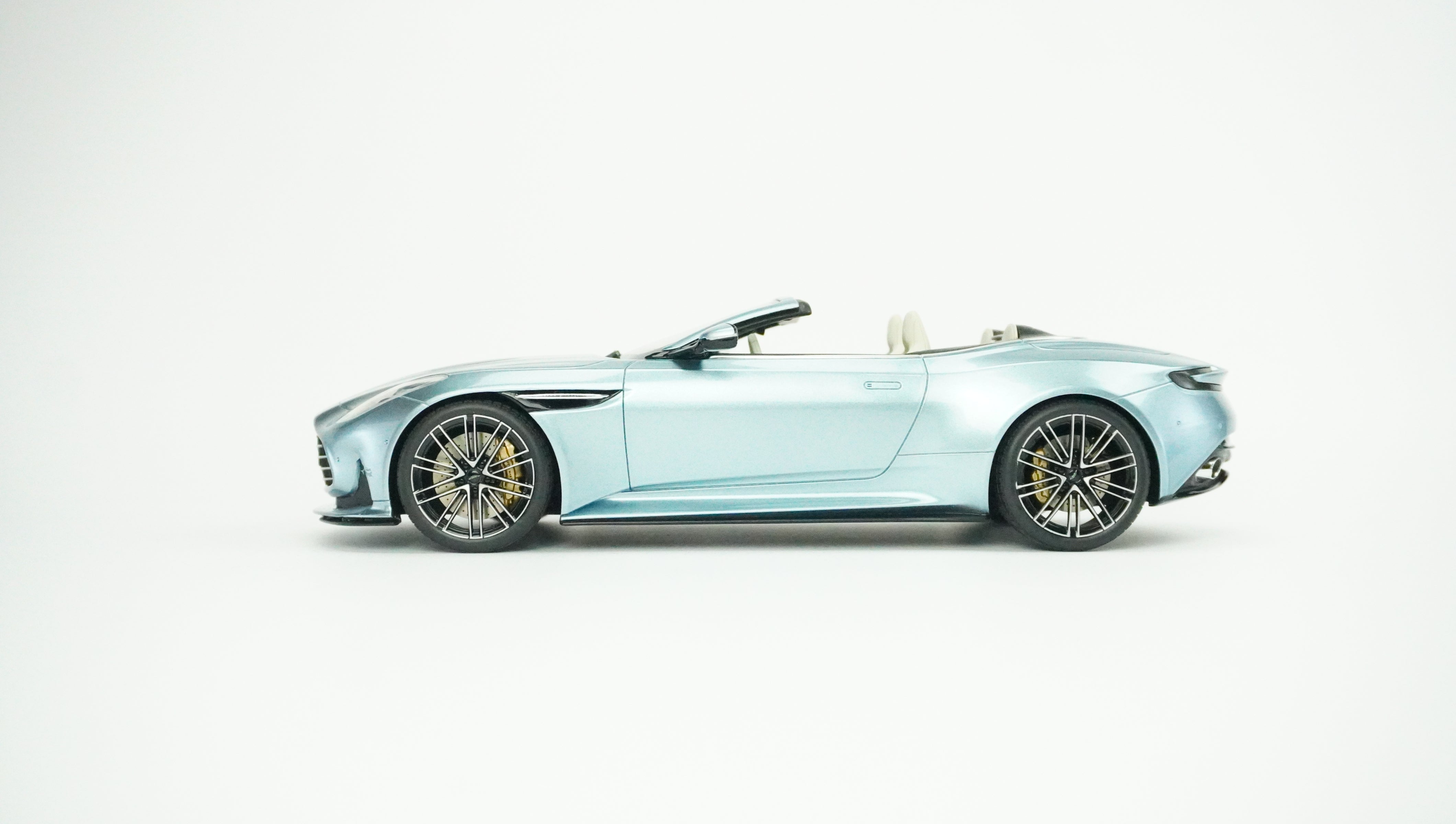 Aston Martin DB12 Volante Limited 1:18