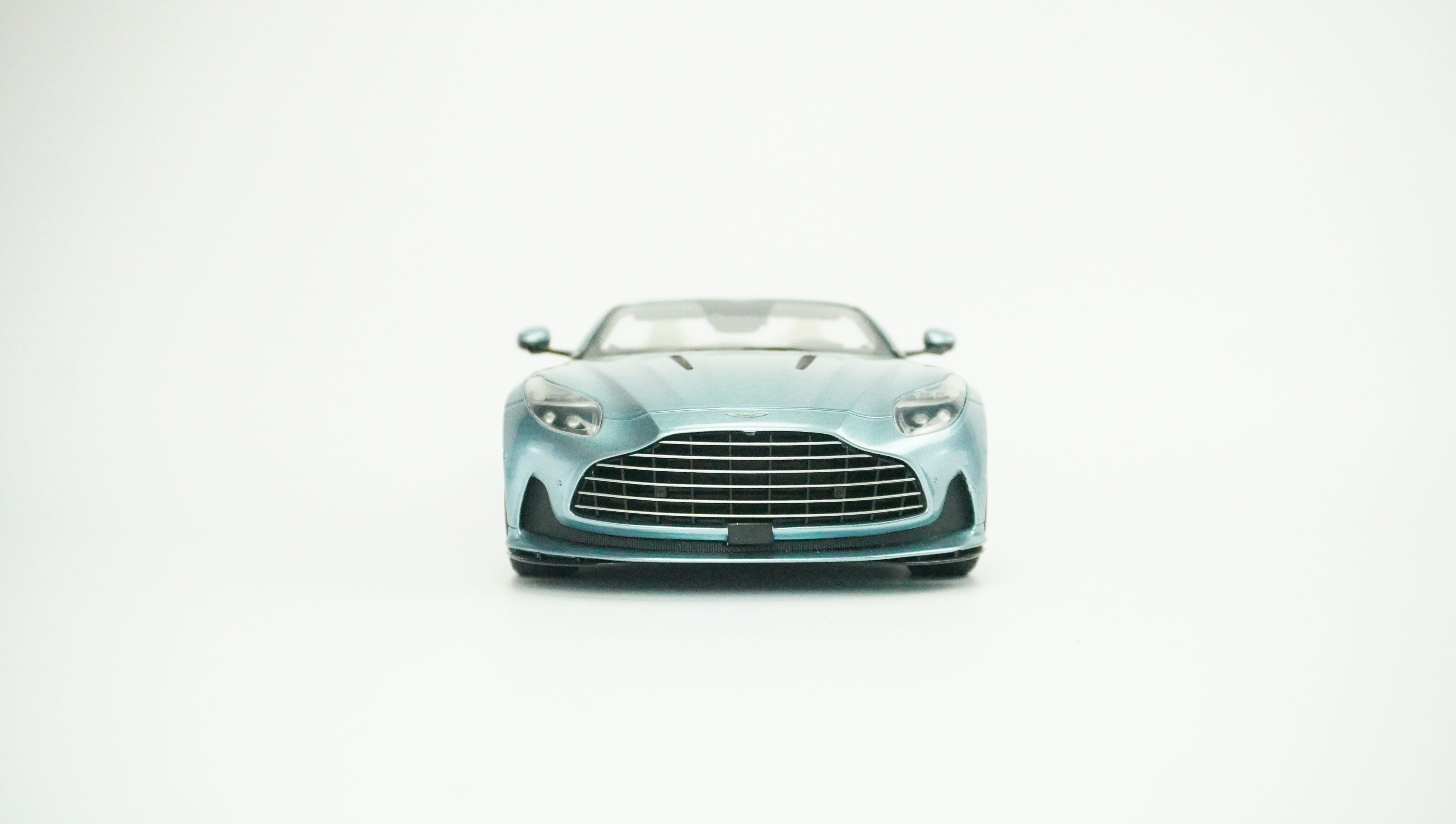 Aston Martin DB12 Volante Limited 1:18