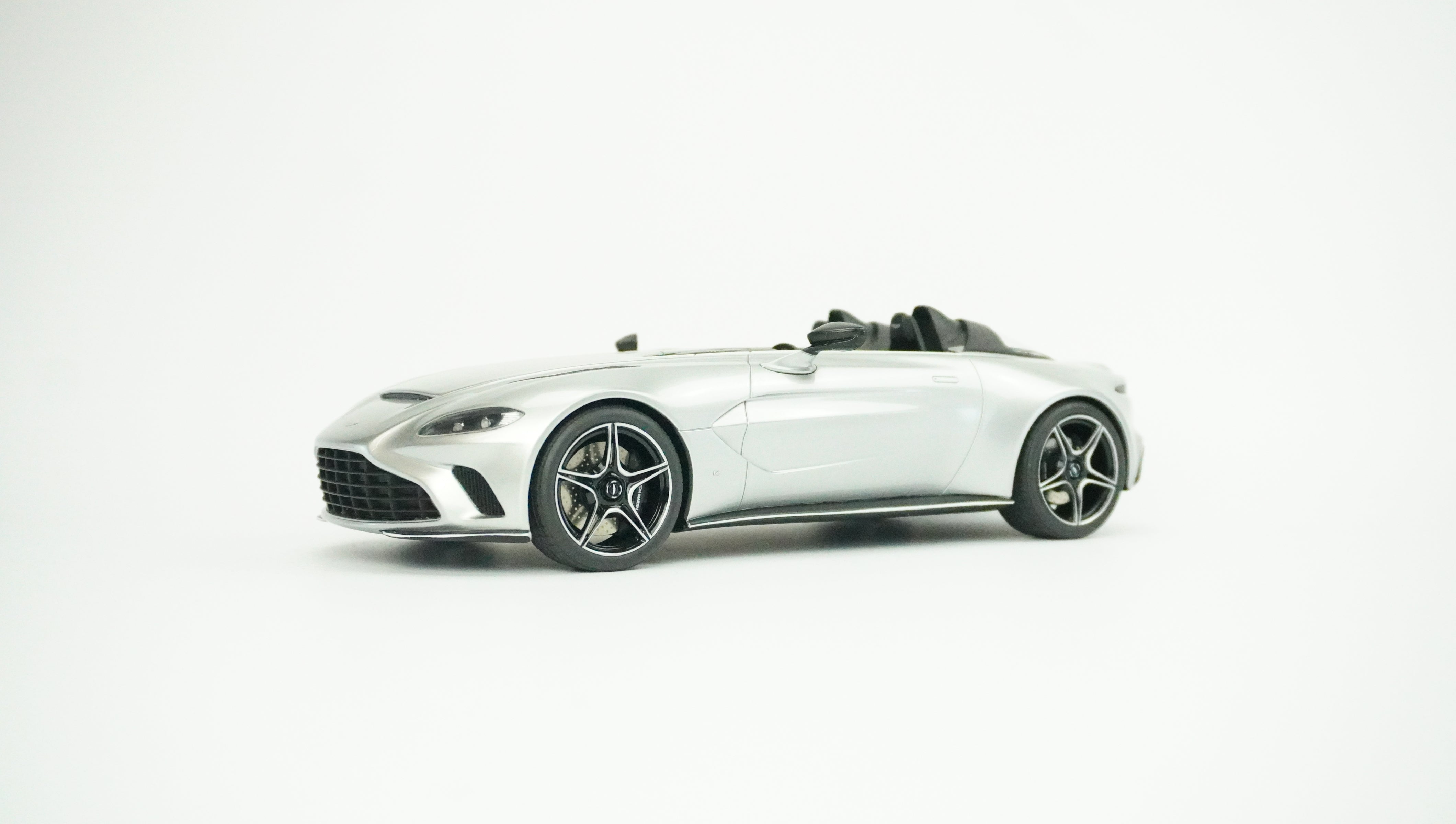 Aston Martin V12 Speedster Limited 1:18