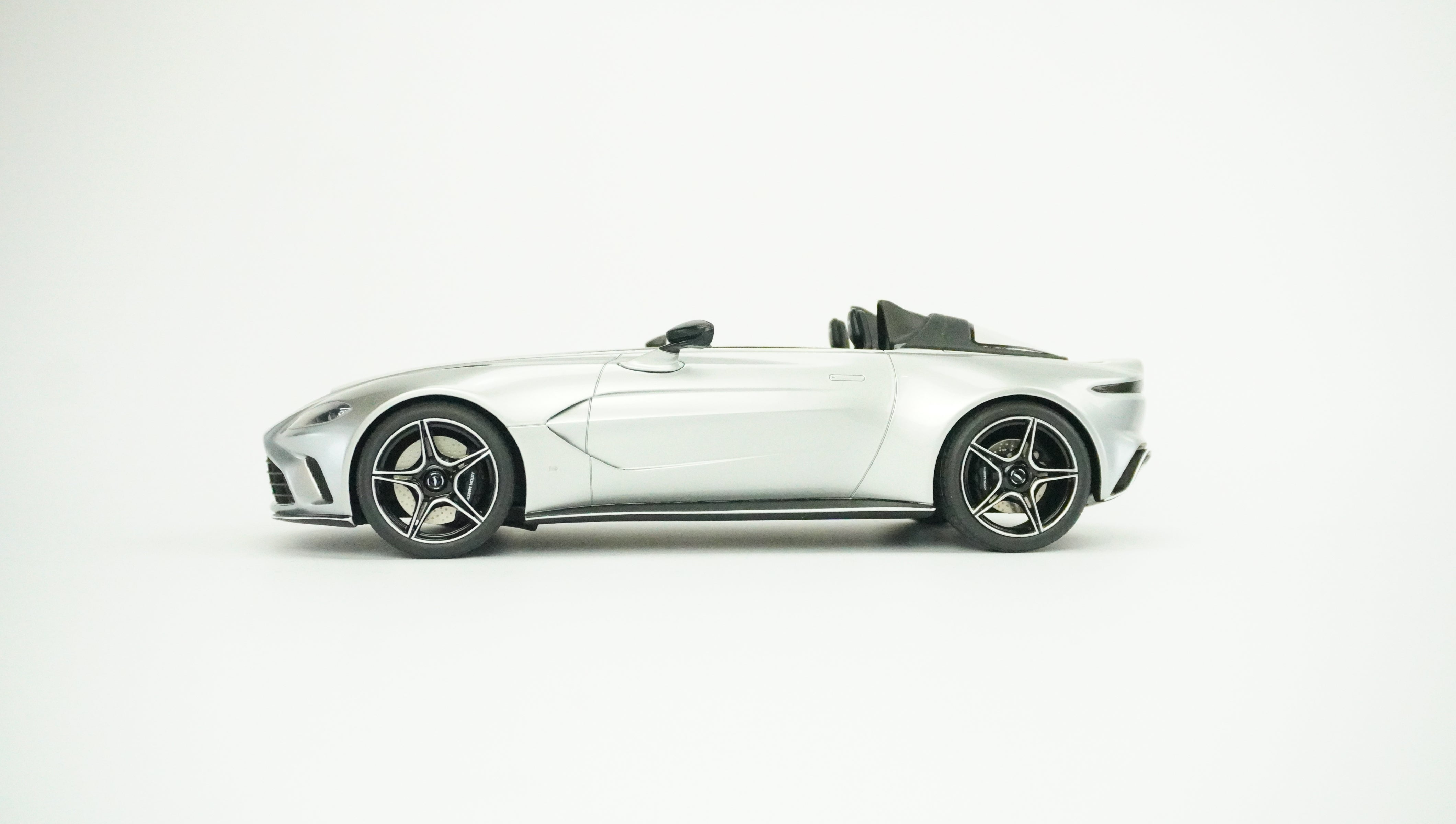 Aston Martin V12 Speedster Limited 1:18