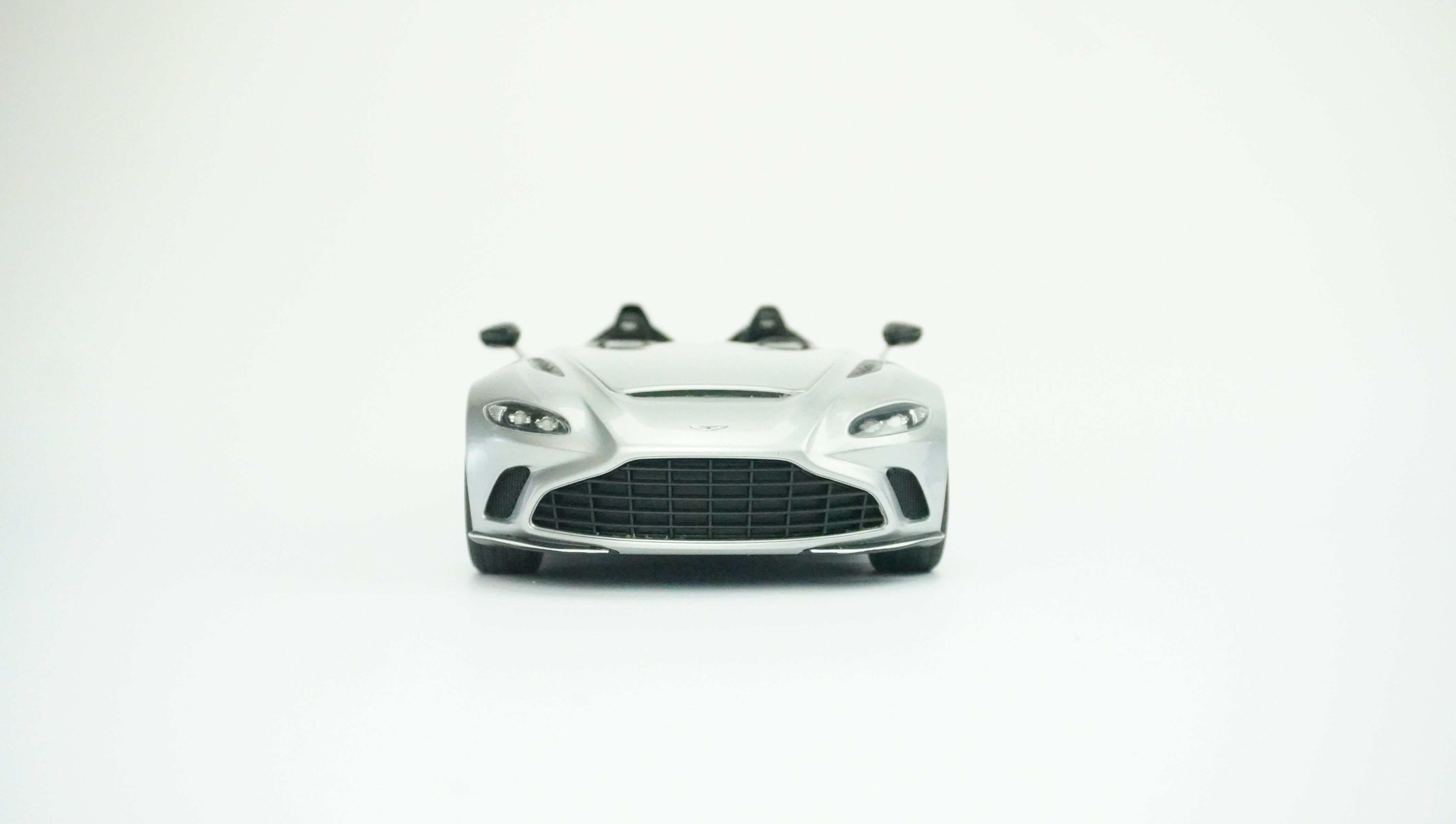 Aston Martin V12 Speedster Limited 1:18