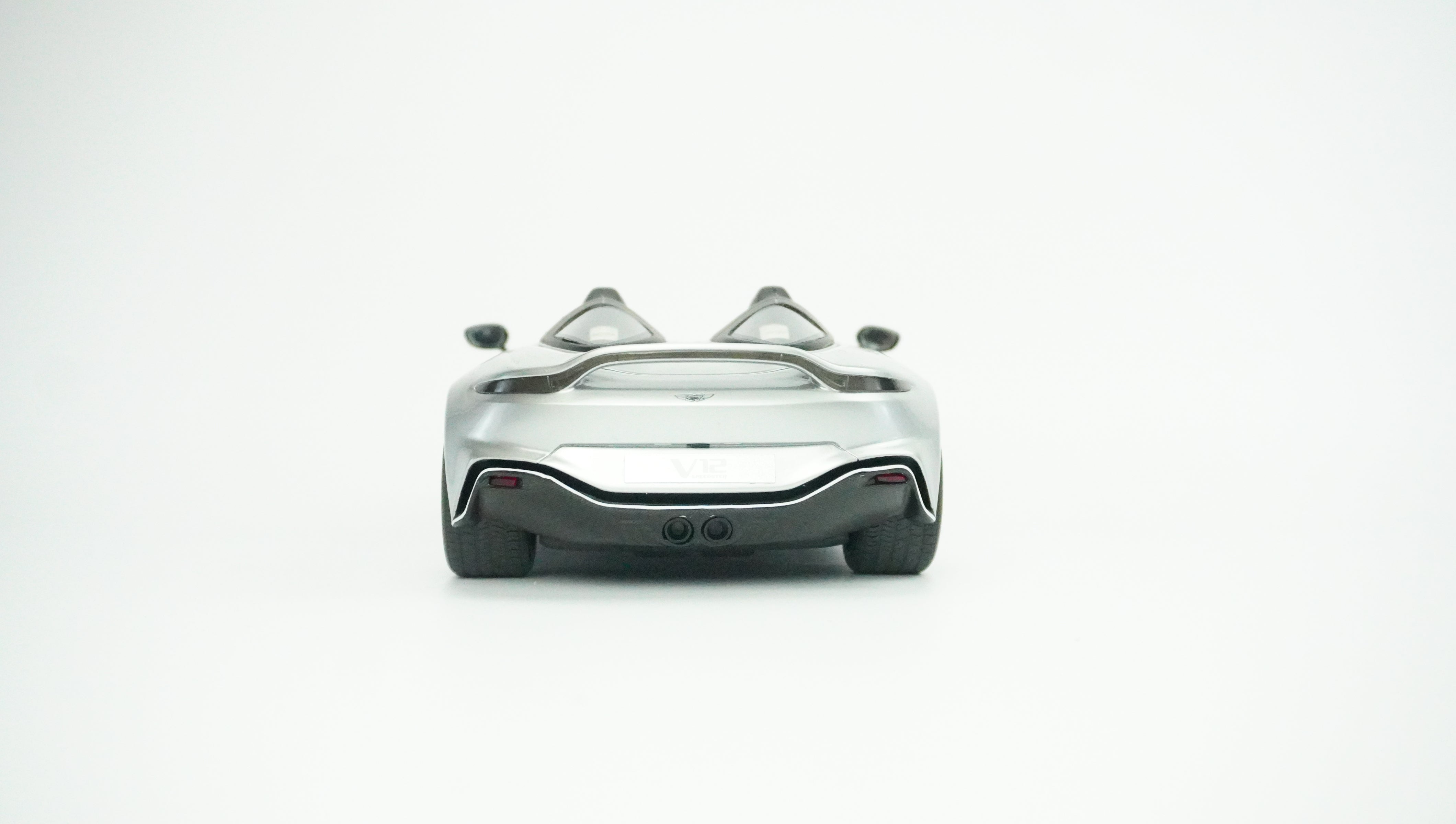 Aston Martin V12 Speedster Limited 1:18