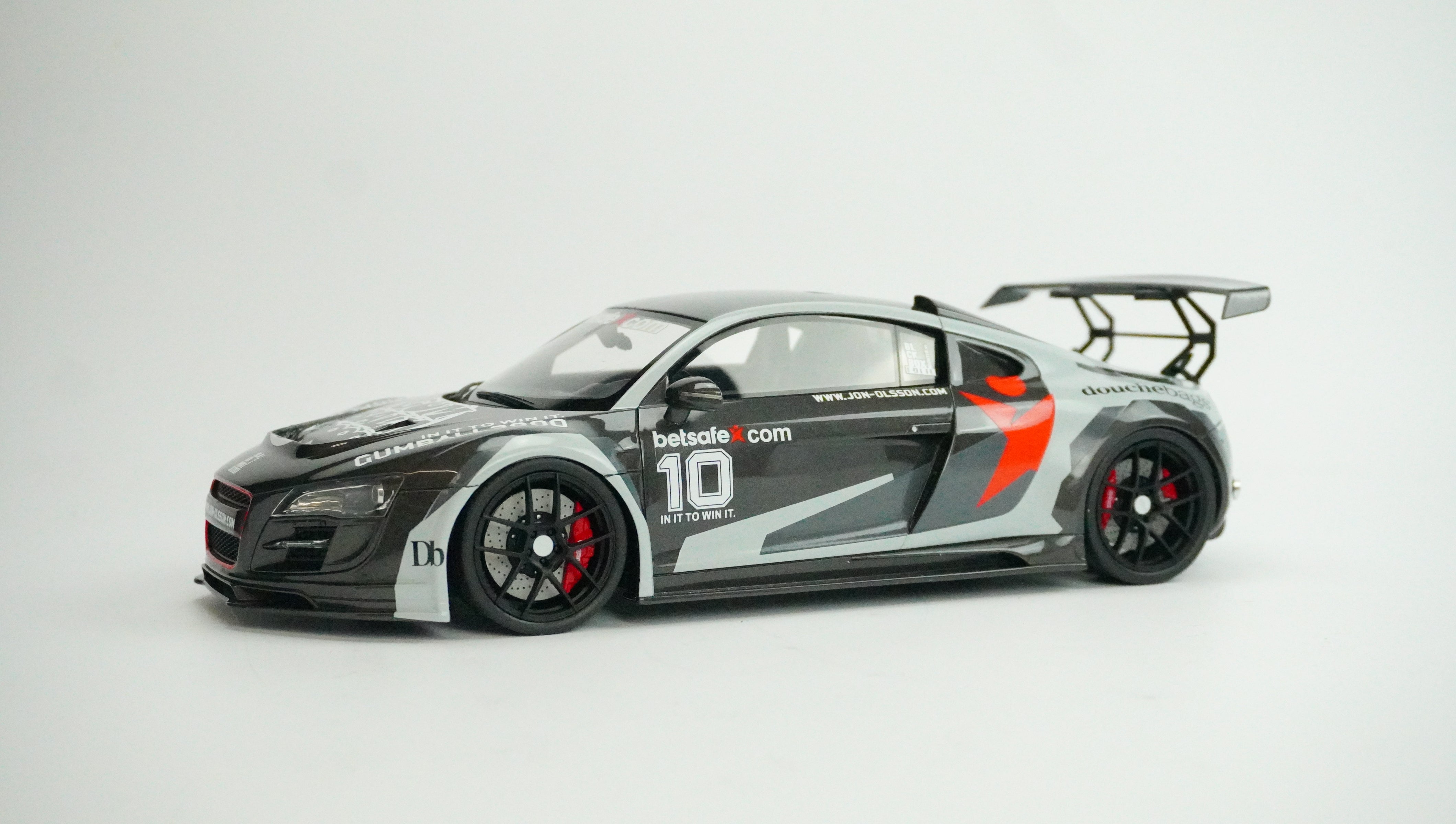 Audi R8 by Speed Design No. 10 (with roof box) Limited 1:18