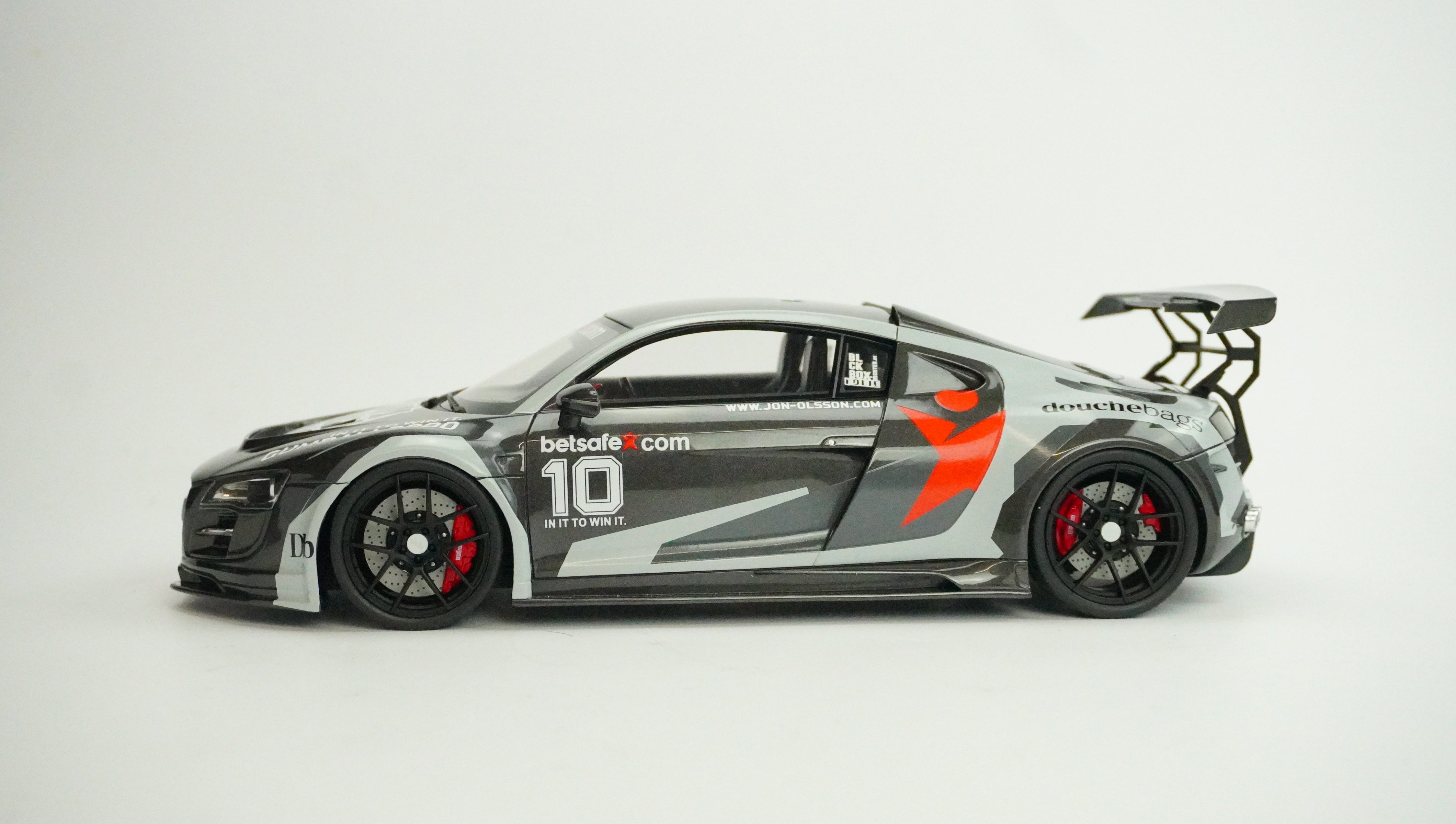 Audi R8 by Speed Design No. 10 (with roof box) Limited 1:18