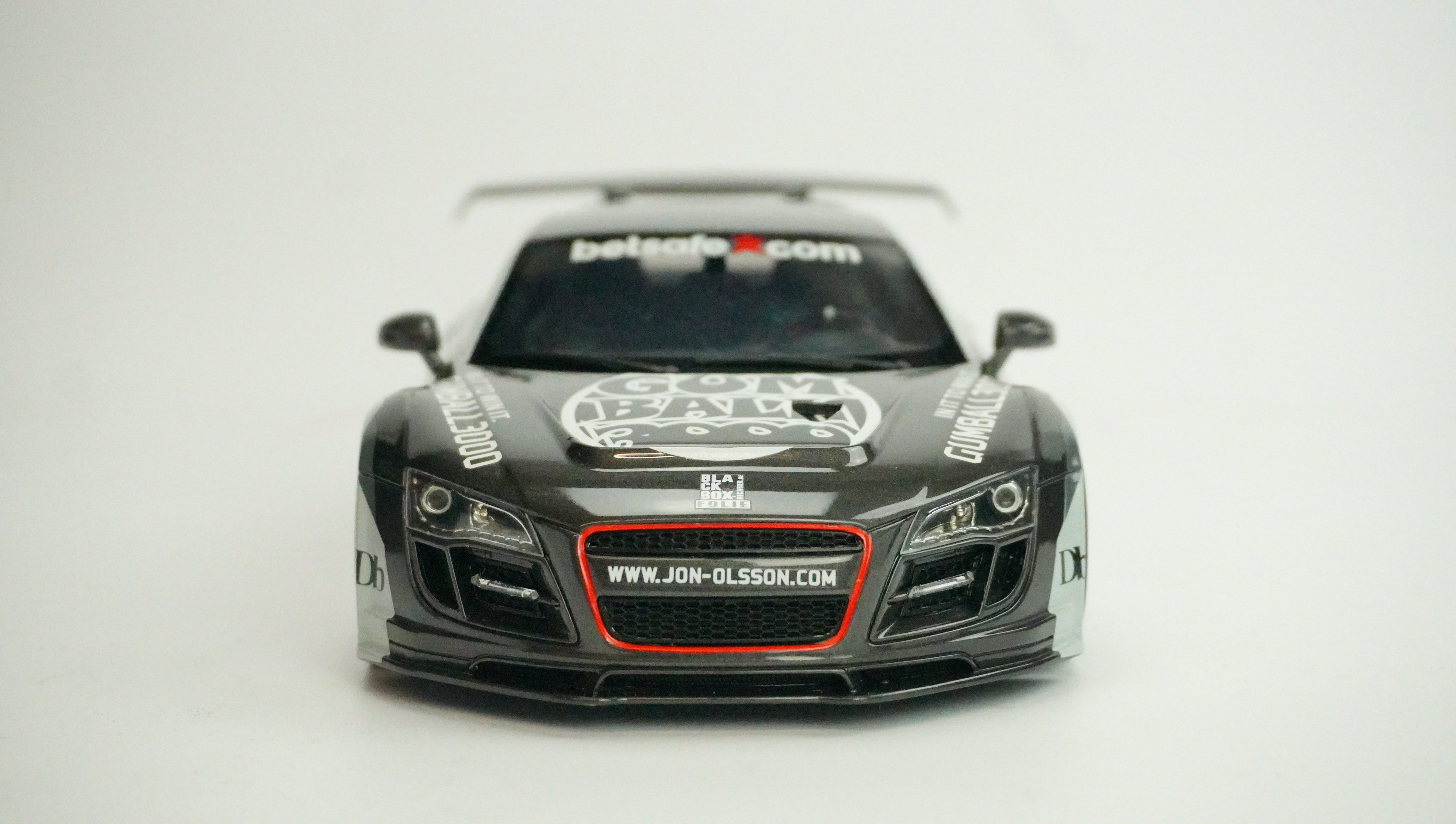 Audi R8 by Speed Design No. 10 (with roof box) Limited 1:18