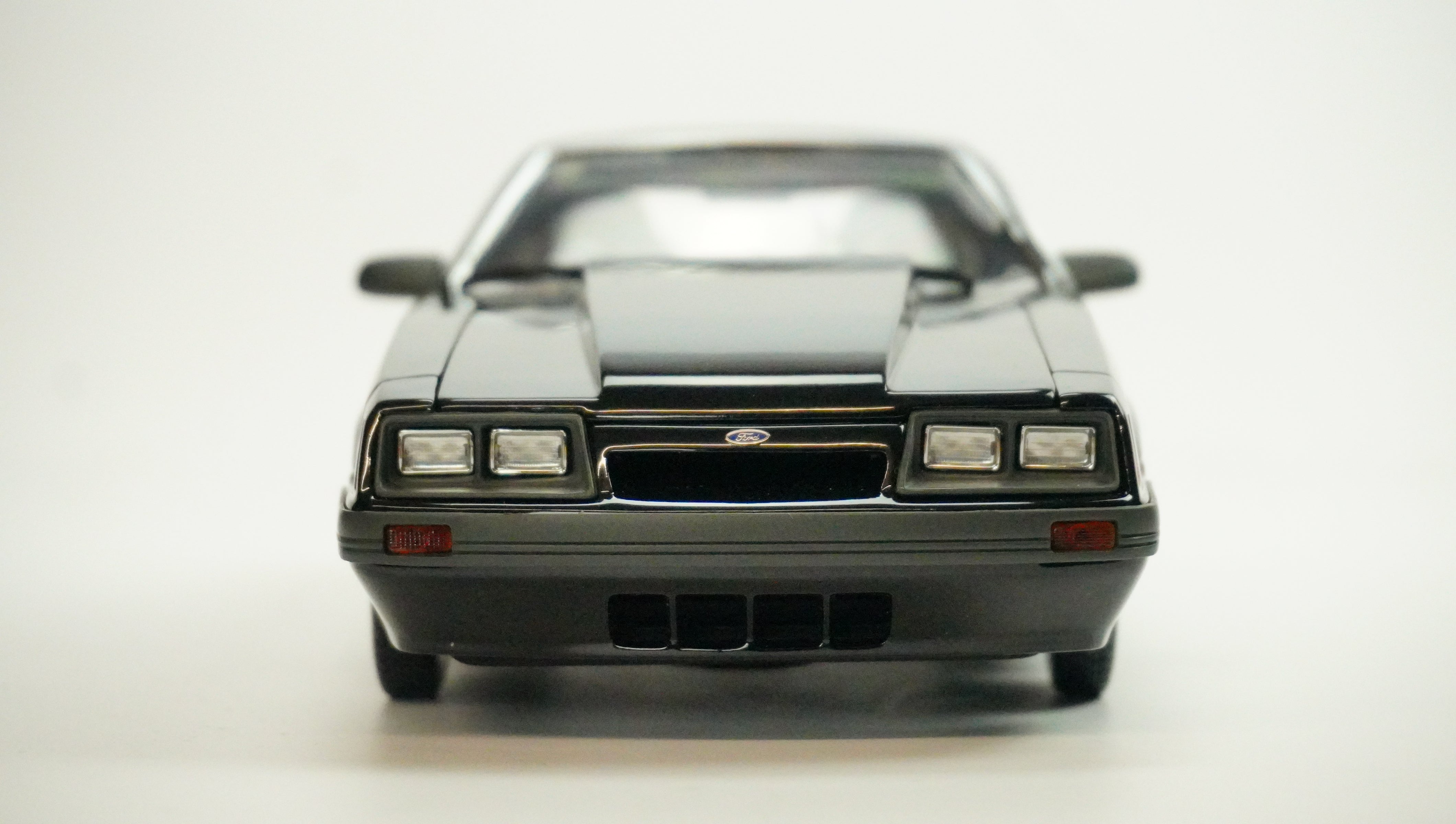 Ford Mustang LX Dark Horse 1985 1:18