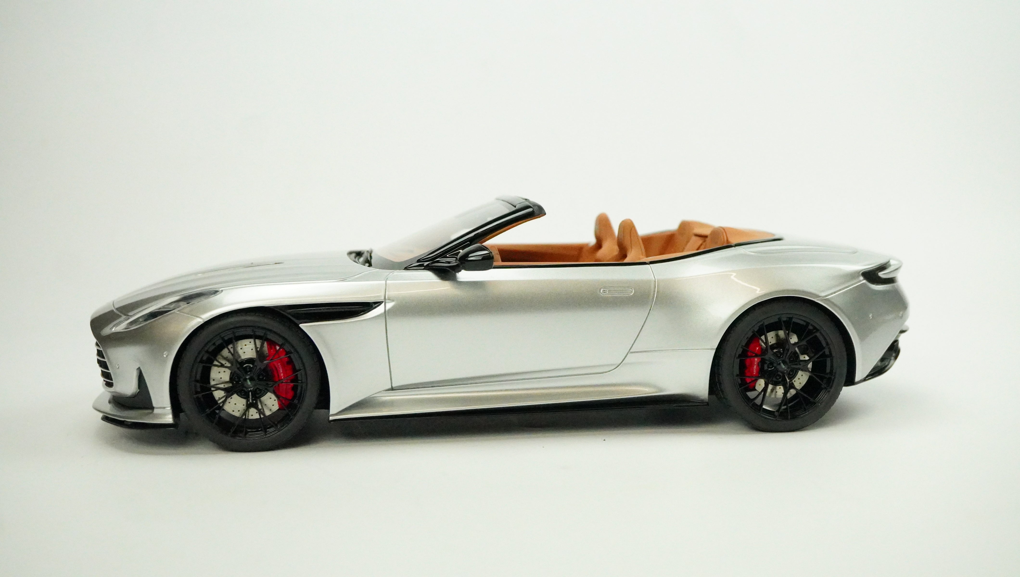 Aston Martin DB12Volante Cabrio Limited 1:18