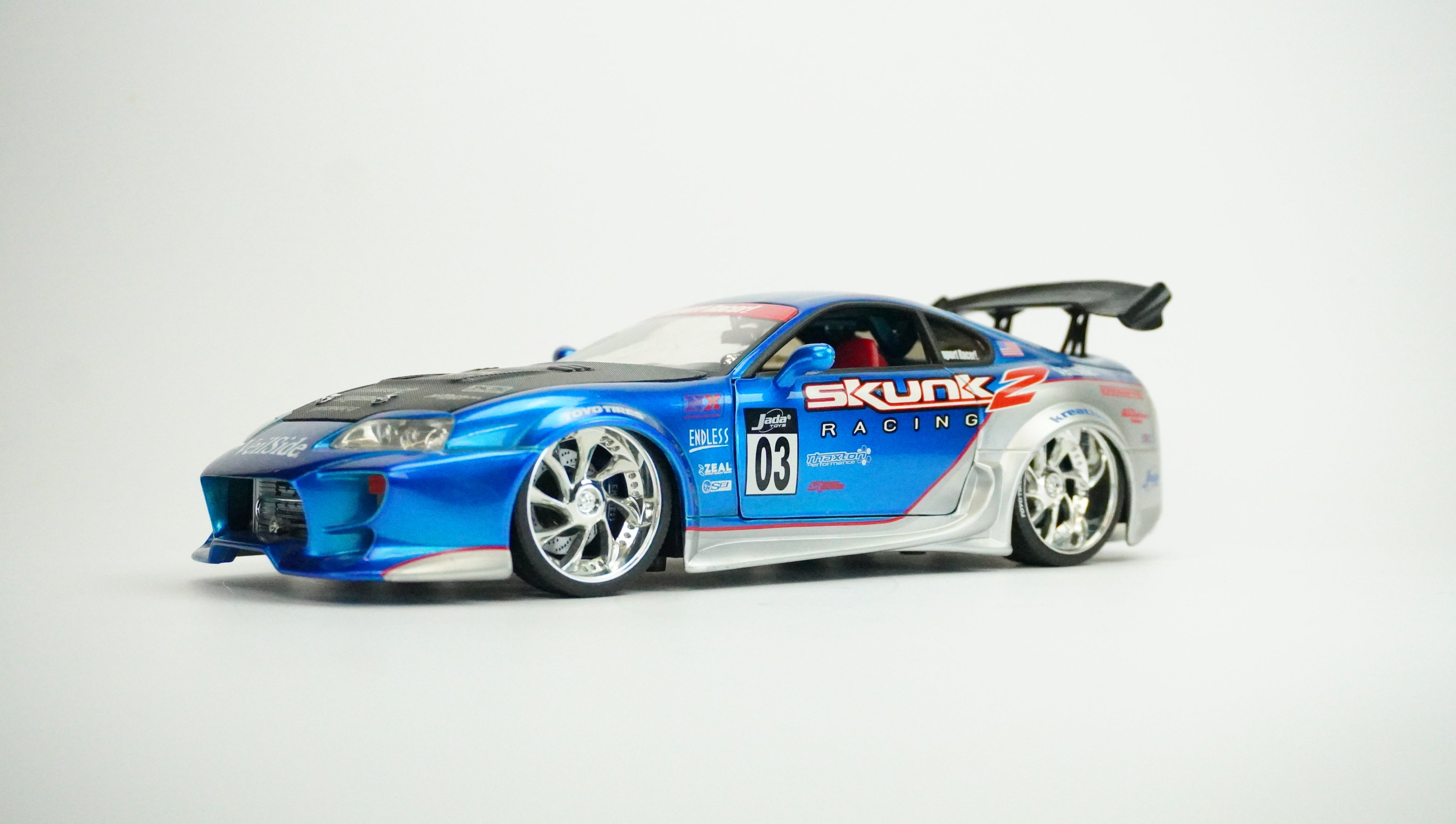 Toyota Supra Racing mit 2 Motorhaube-Abdeckung (ohne Box) 1:18