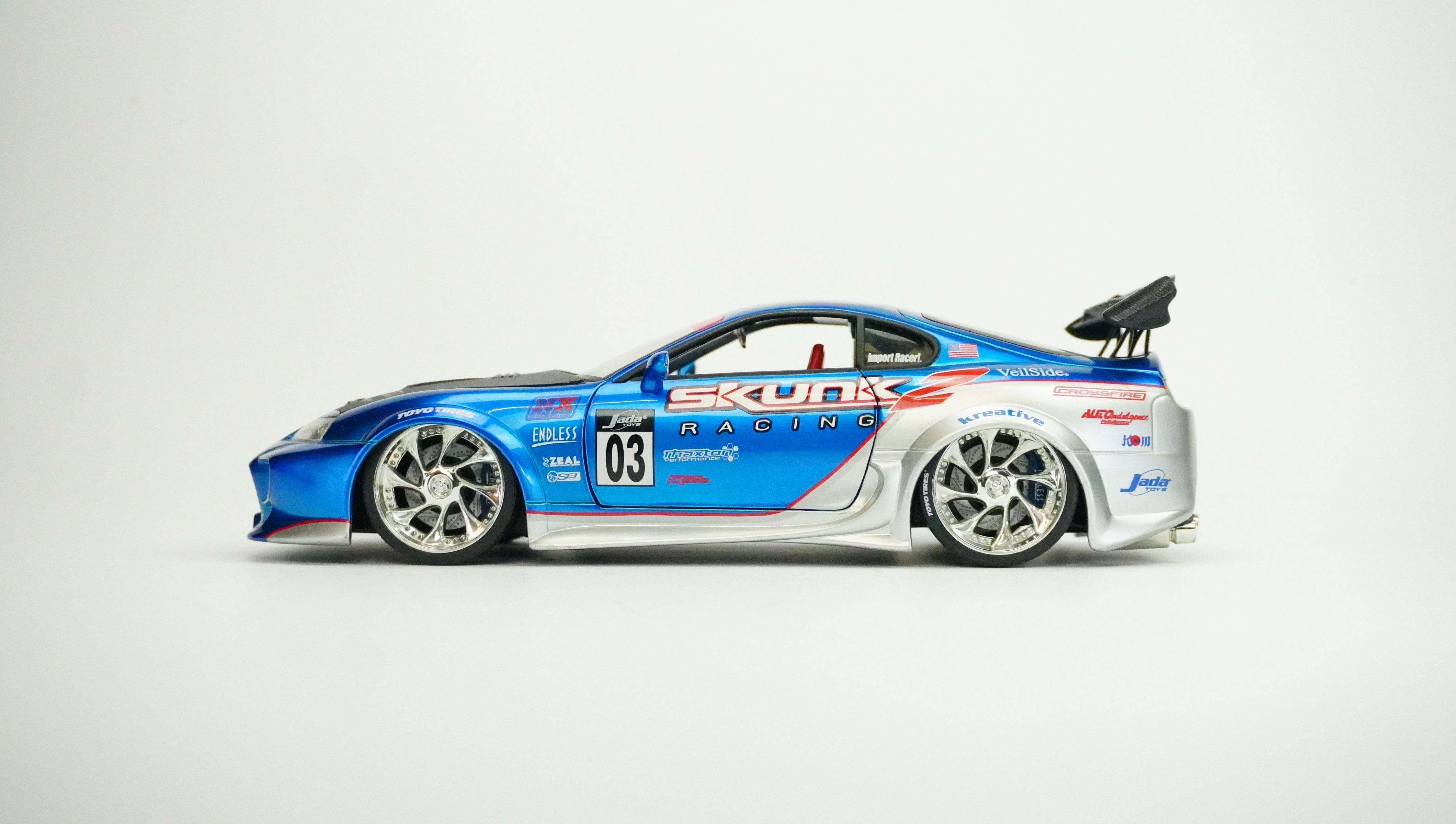 Toyota Supra Racing mit 2 Motorhaube-Abdeckung (ohne Box) 1:18