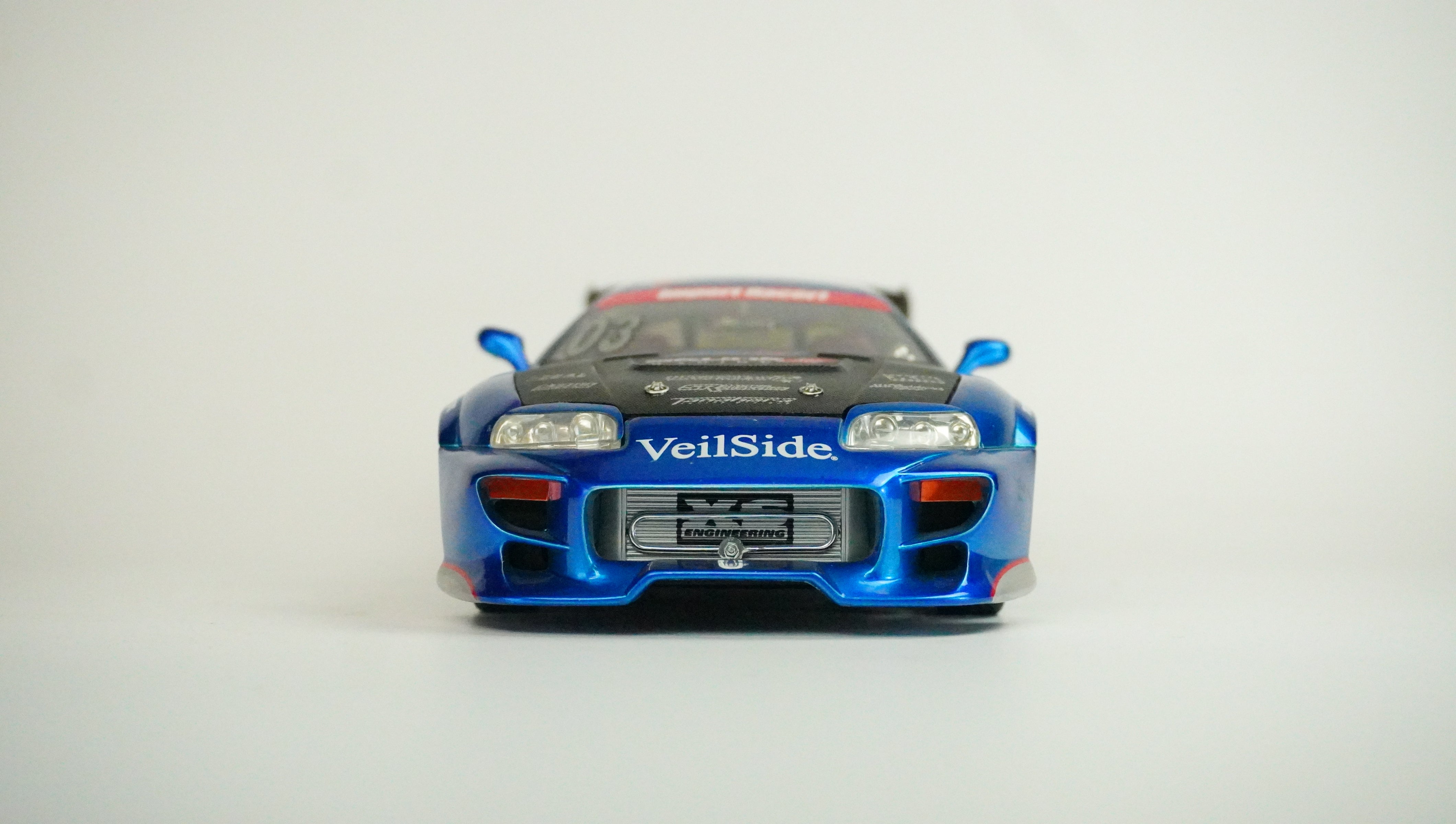 Toyota Supra Racing mit 2 Motorhaube-Abdeckung (ohne Box) 1:18