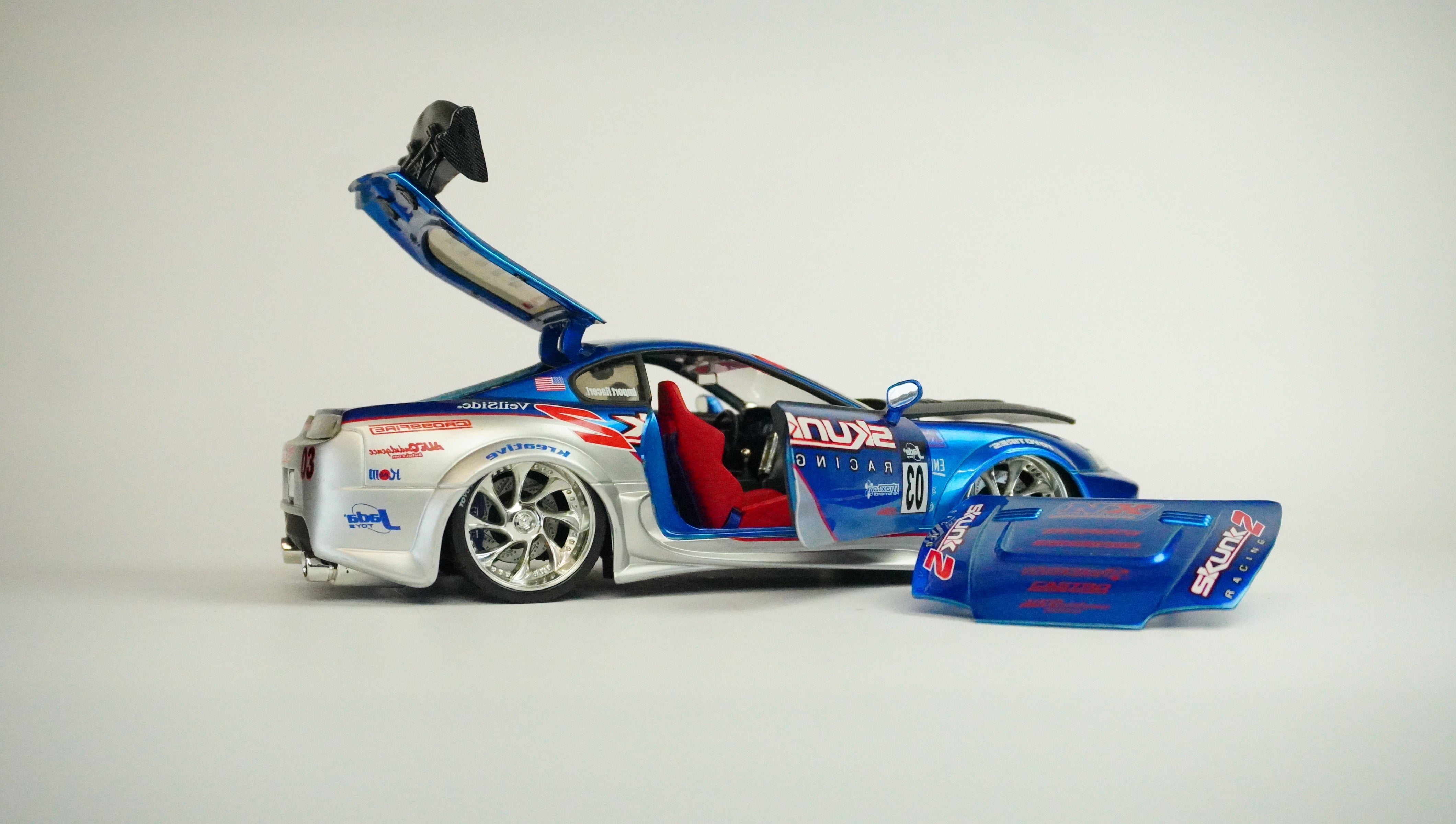 Toyota Supra Racing mit 2 Motorhaube-Abdeckung (ohne Box) 1:18