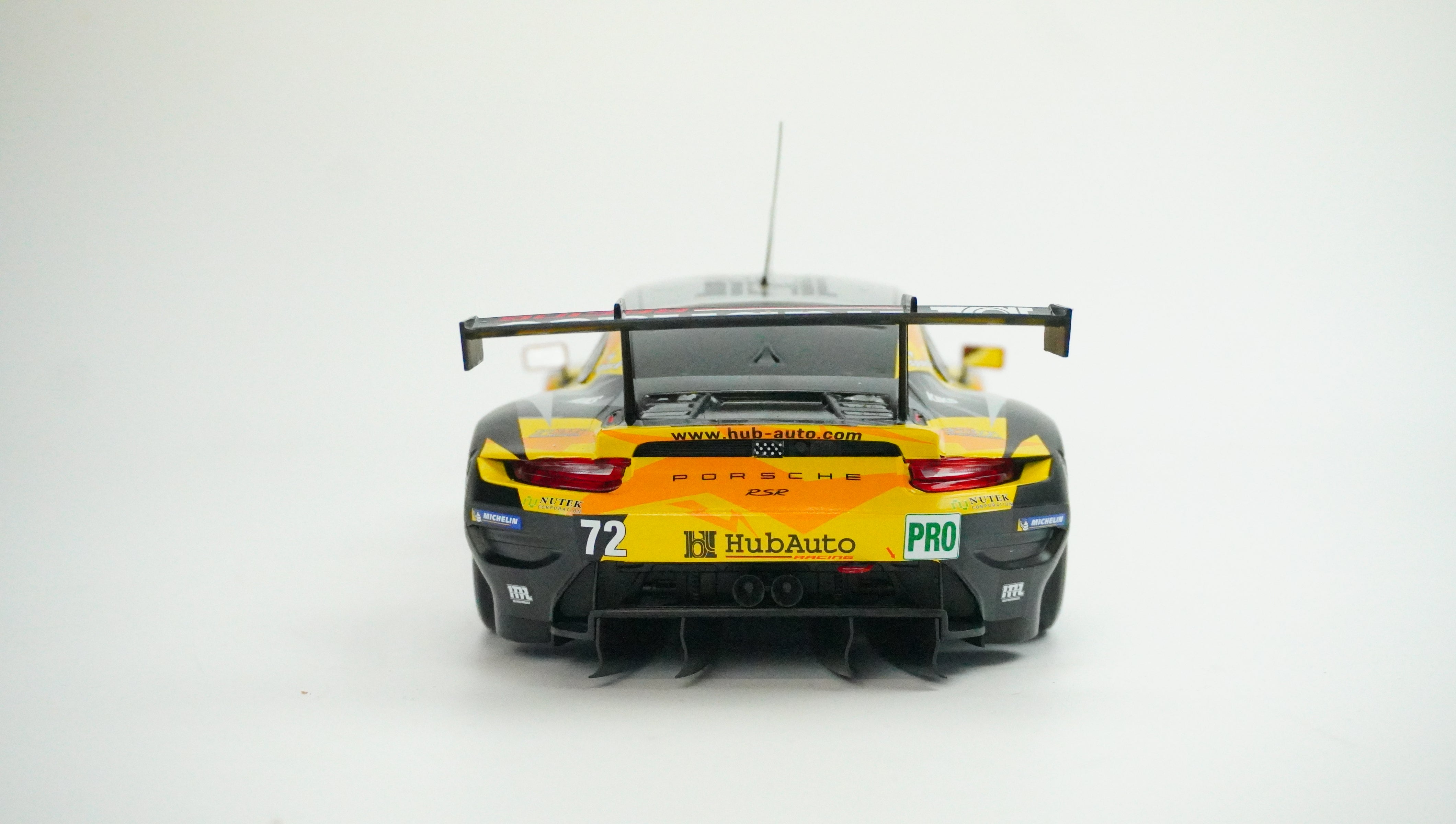 Porsche 911 RSR Racing Nr.72 1:18