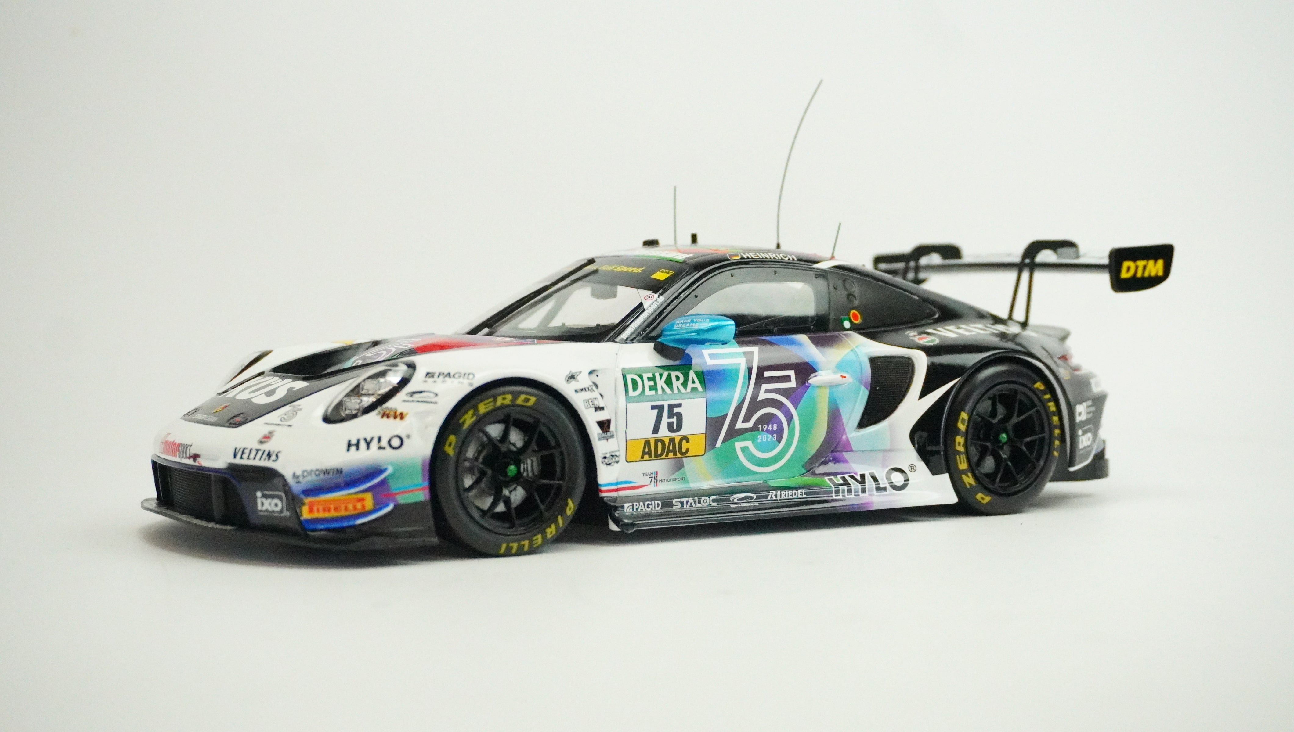 Porsche 911 (992) GT3 Racing No. 75 1:18
