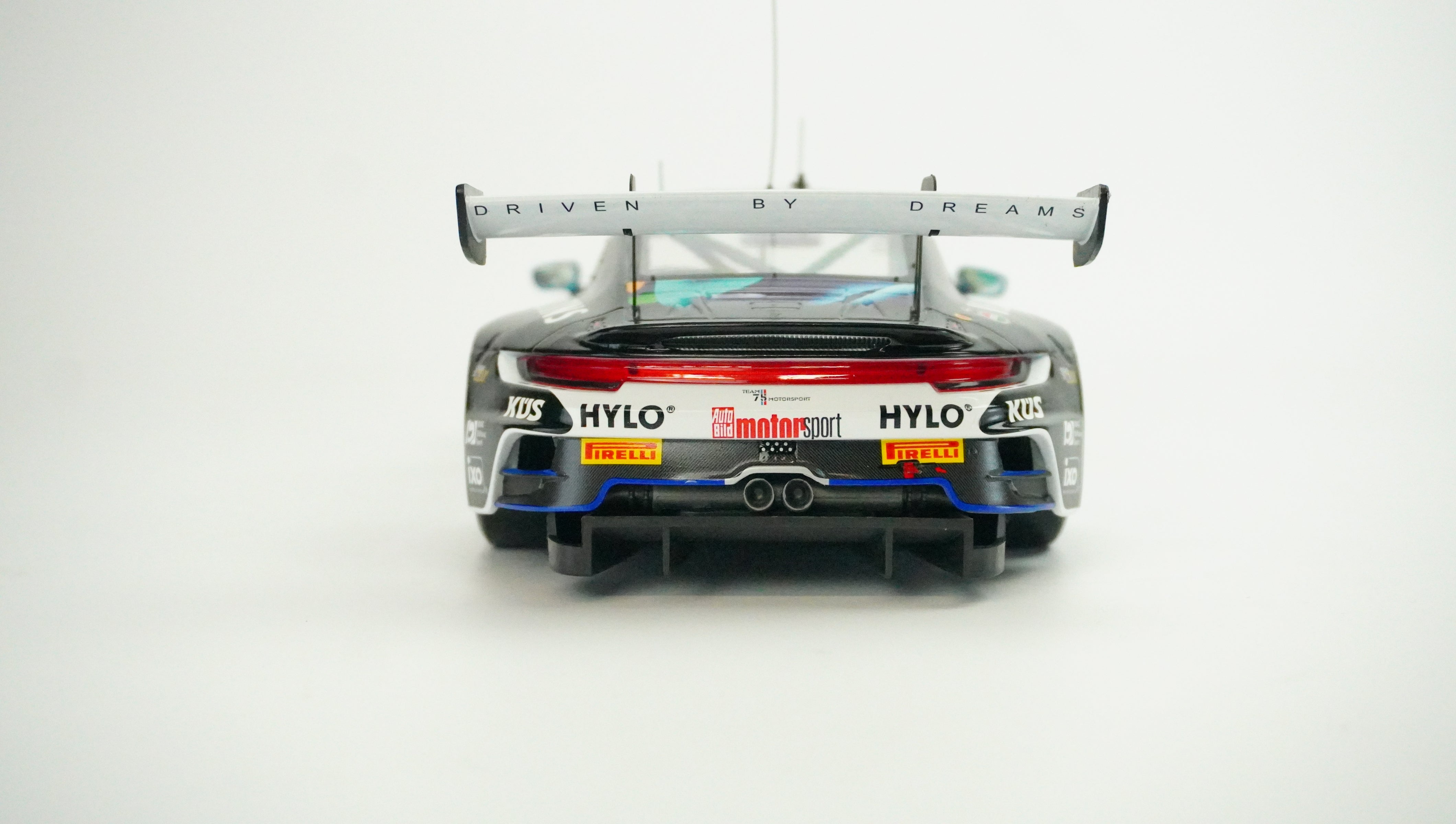 Porsche 911 (992) GT3 Racing No. 75 1:18