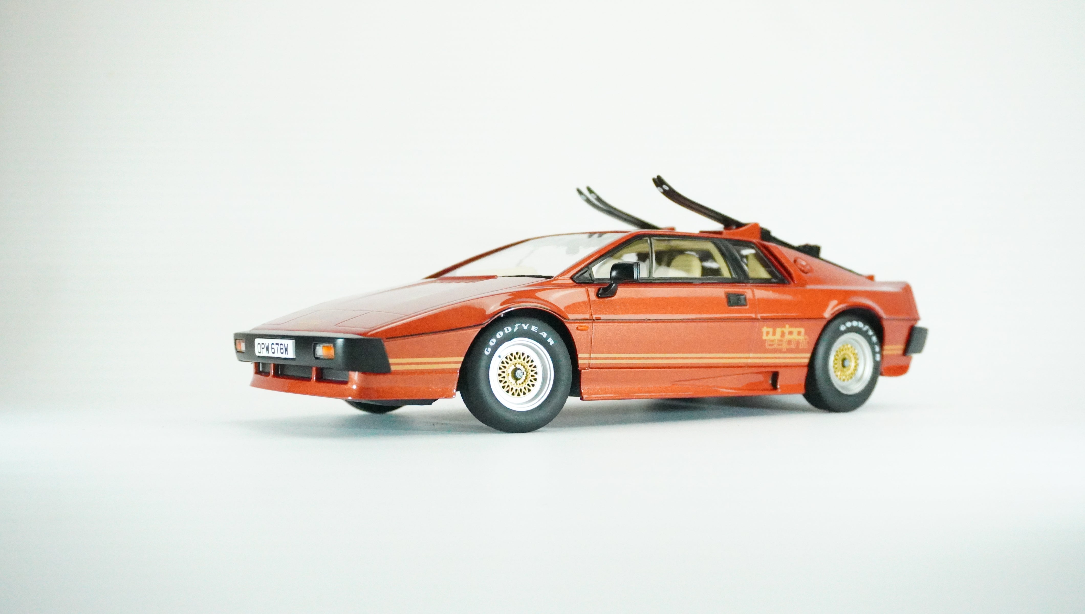 Lotus Esprit Turbo mit Ski 1981 1:18