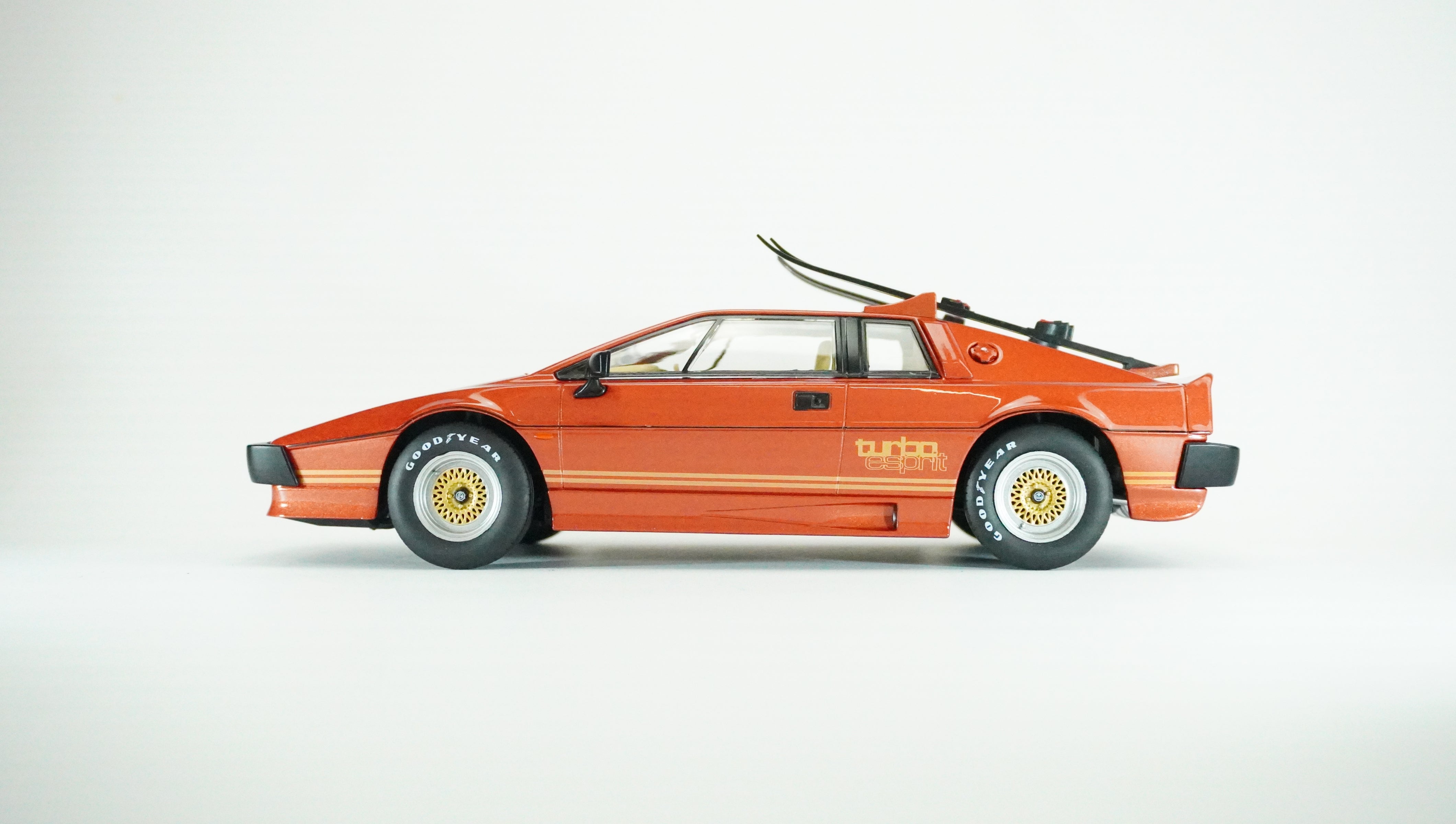 Lotus Esprit Turbo mit Ski 1981 1:18