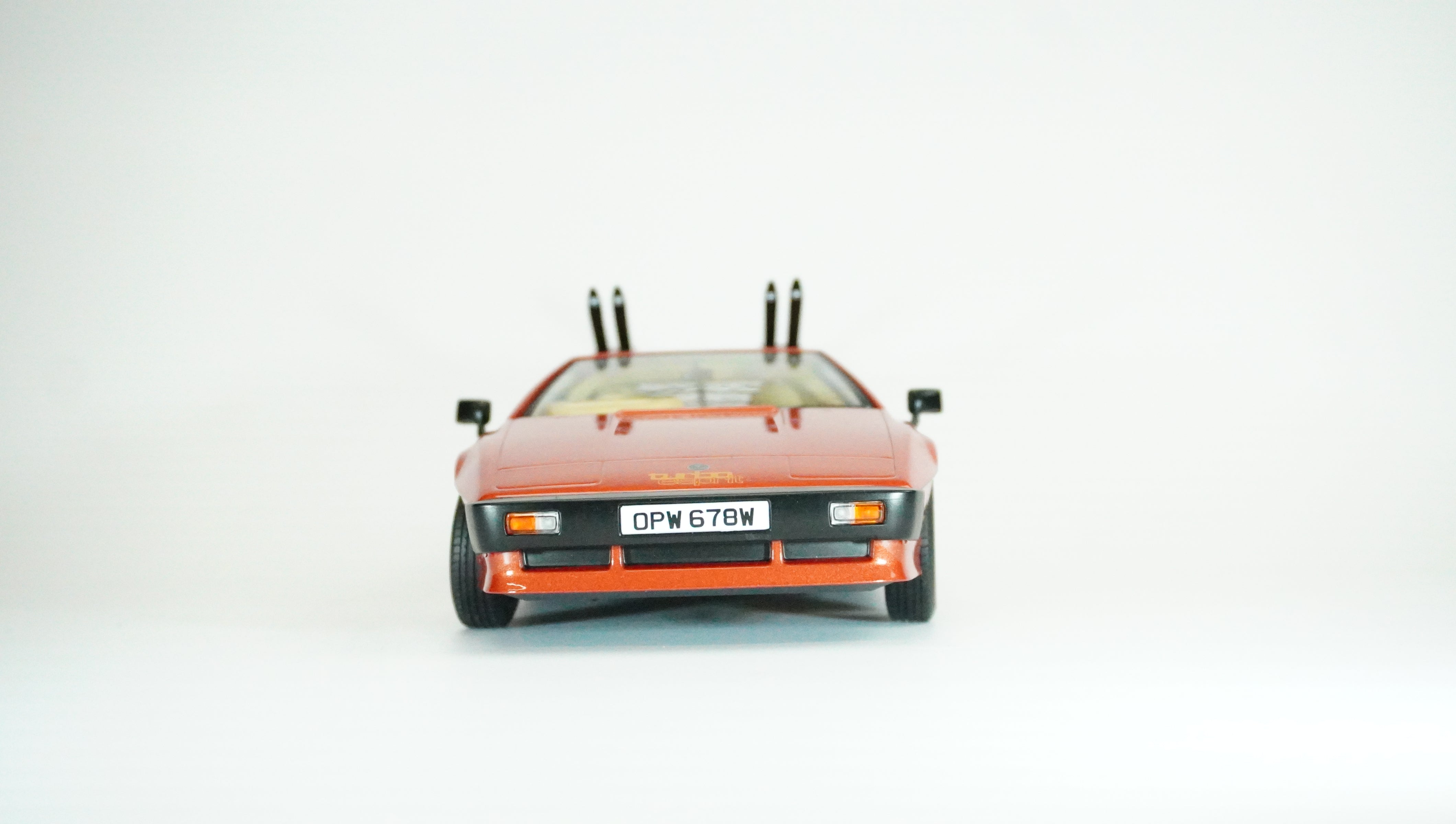 Lotus Esprit Turbo mit Ski 1981 1:18