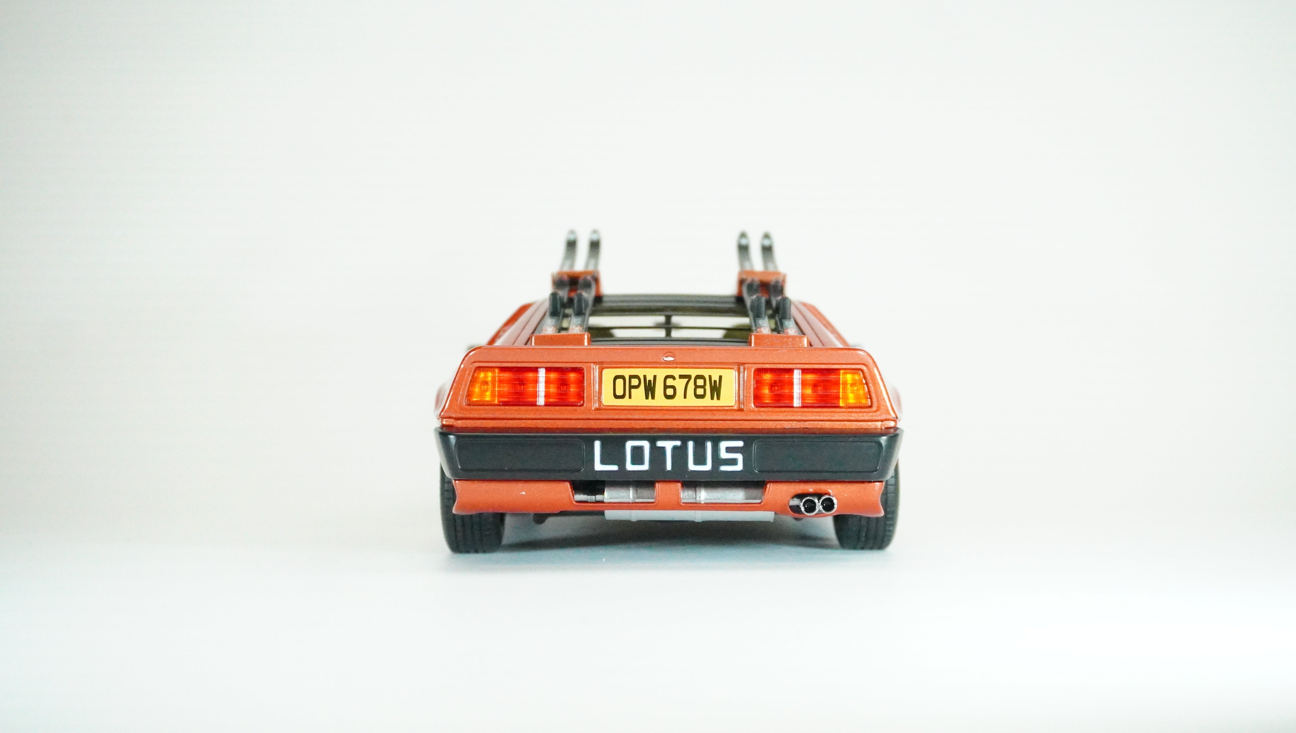 Lotus Esprit Turbo mit Ski 1981 1:18